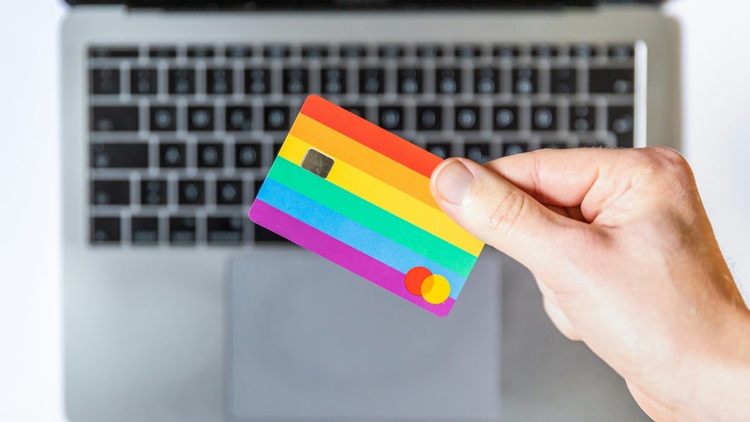 Somebody paying for online shopping in Germany 2025, supporting German e-commerce in 2025.