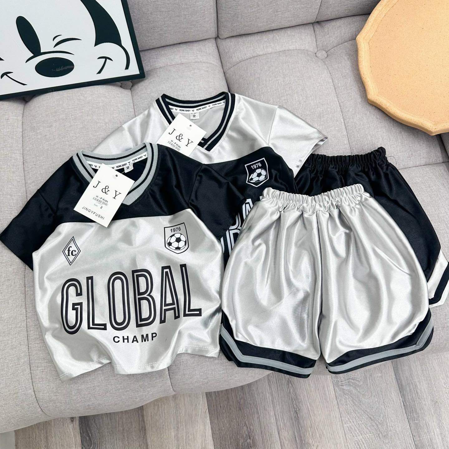 [🆕🇻🇳] Cẩm Vân Nguyễn – Thời trang cho bé yêu 🧑‍🧒❤️️👶⭐️ Bộ này em về 5 lô rồi vẫn k hết hot ạ  Bộ thể thao bóng đa tráng bạc GLOBAL quá xịn xò,bé trai bé gái mặc đều xinh Sz:8-28kg
 , shares-1✔️ , likes-41❤️️ , date-2024-06-24 02:49:39🇻🇳🇻🇳🇻🇳📰🆕