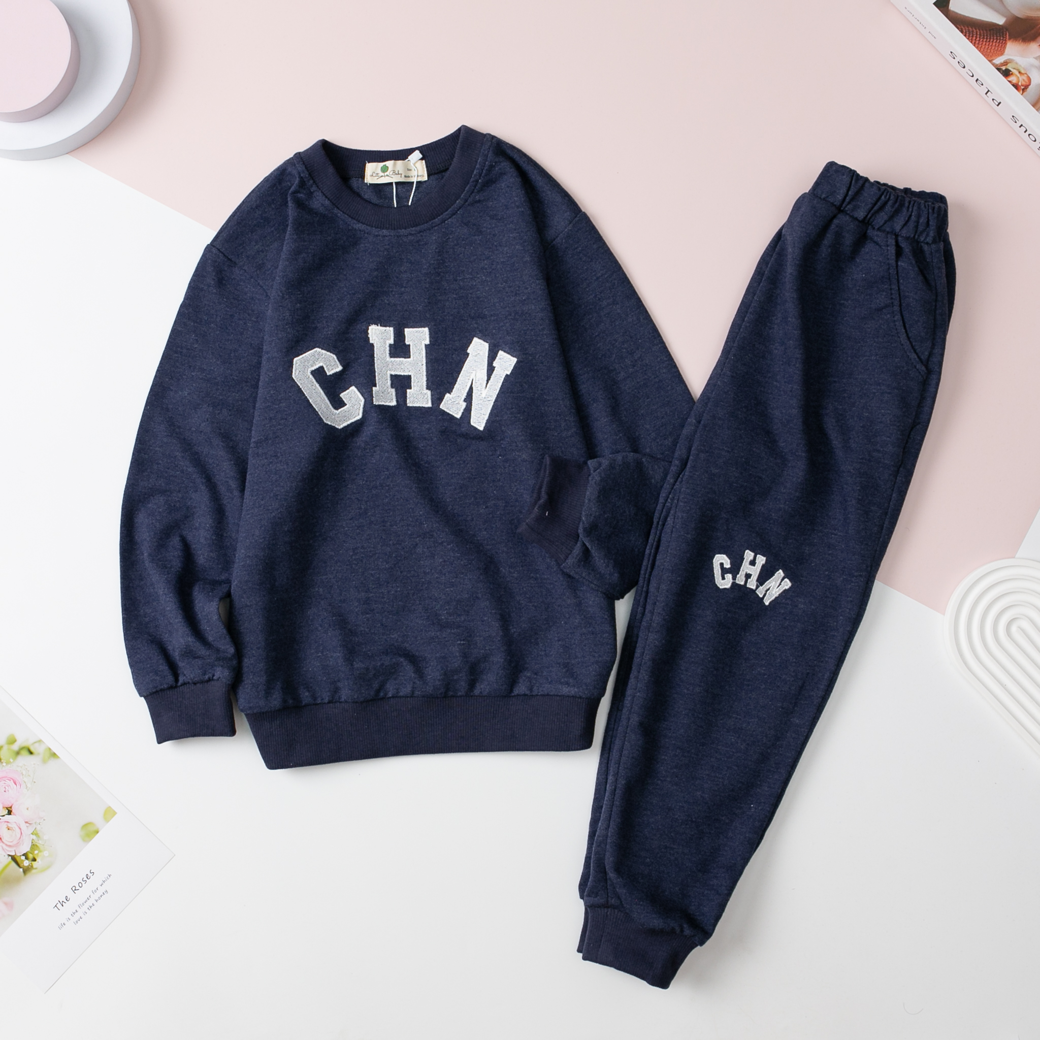 [🆕🇻🇳] LiTibaby – Thương hiệu thời trang trẻ em Việt 😎❤️️⭐️  Bộ nỉ bé trai, bé gái thêu chữ CHN, Houston cho bạn từ 10kg – 48kg
 Link shopee: 


∎ Chất liệu nỉ da cá, bền đẹp
∎ Miễn ship c , shares-0✔️ , likes-1❤️️ , date-2023-12-07 05:06:01🇻🇳🇻🇳🇻🇳📰🆕