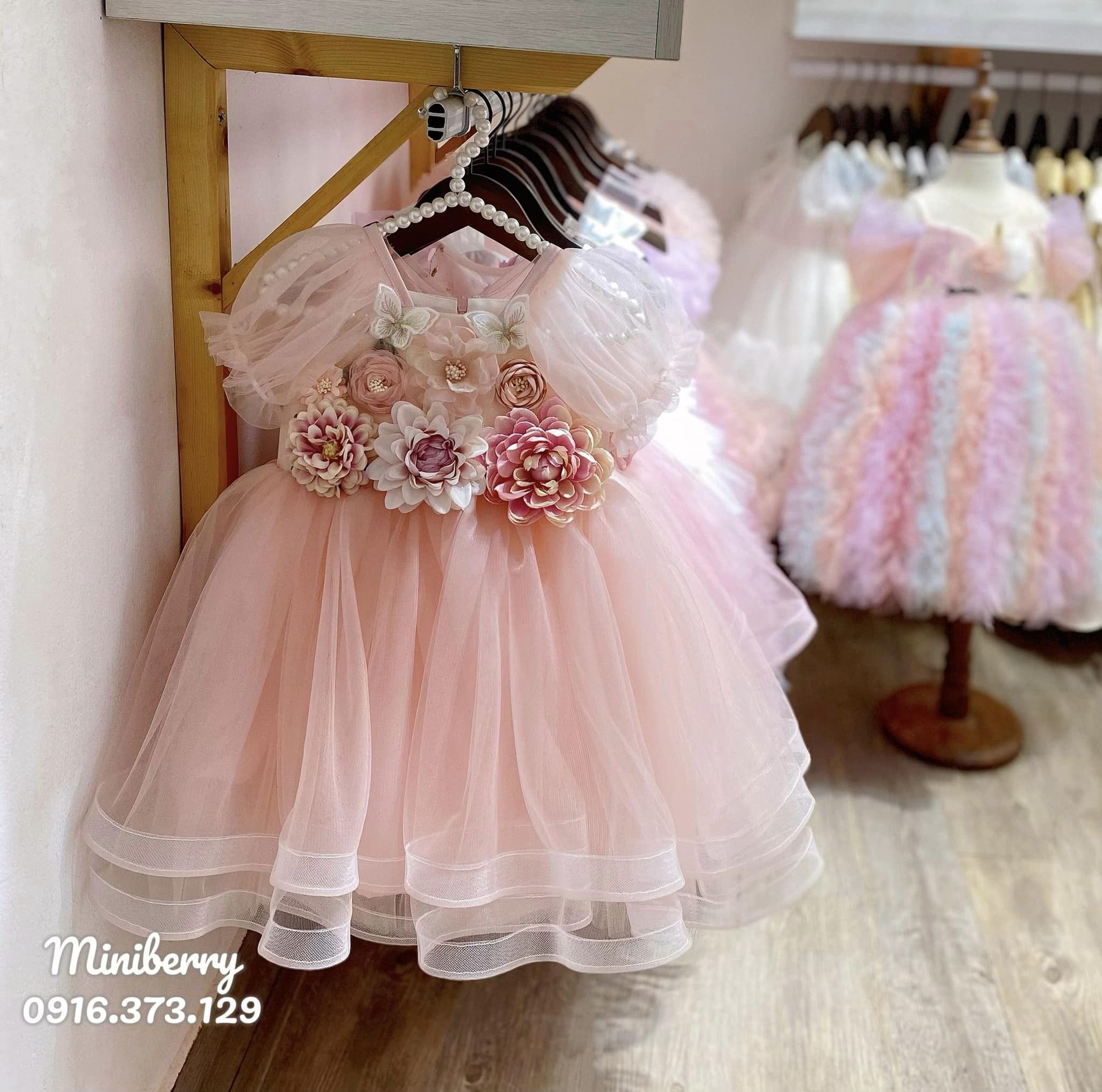 [🆕🇻🇳]  Váy Công Chúa – Miniberry  – Váy công chúa thiết kế chất liệu cao cấp, mềm mại cho bé gái 🧑‍🧒❤️️👶⭐️ Mẫu váy voan mềm mại mặc lên bồng bềnh nhưng vẫn nhẹ tênh phù hợp mặc thời tiết mùa hè ạ

—————————
CAM KẾT ẢNH THẬT DO SHOP TỰ CHỤP
• Hotline : 0916.373.1 , shares-0✔️ , likes-6❤️️ , date-2024-06-06 02:31:10🇻🇳🇻🇳🇻🇳📰🆕