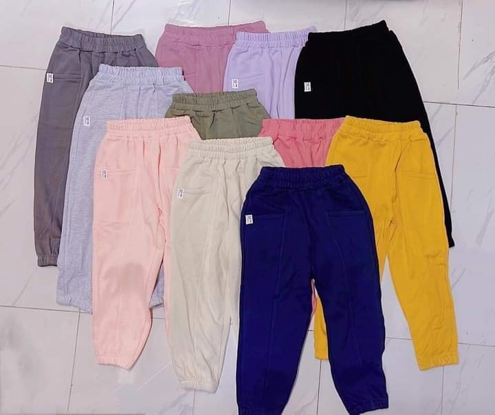 [🆕🇻🇳] Xoài’s Corner, các mẹ sẽ tìm được những món đồ phù hợp cho các bé 😎❤️️⭐️ 110k
Quần nỉ da cá mềm đẹp – xịn mịn 
Chất nỉ cực đẹp. 
Dáng quần lên đẹp, khoẻ khoắn, năng động cực luôn ạ.
Bảng màu đẹp, đa dạng với nhiều màu sắc dễ phố , shares-0✔️ , likes-2❤️️ , date-2022-10-13 22:30:08🇻🇳🇻🇳🇻🇳📰🆕