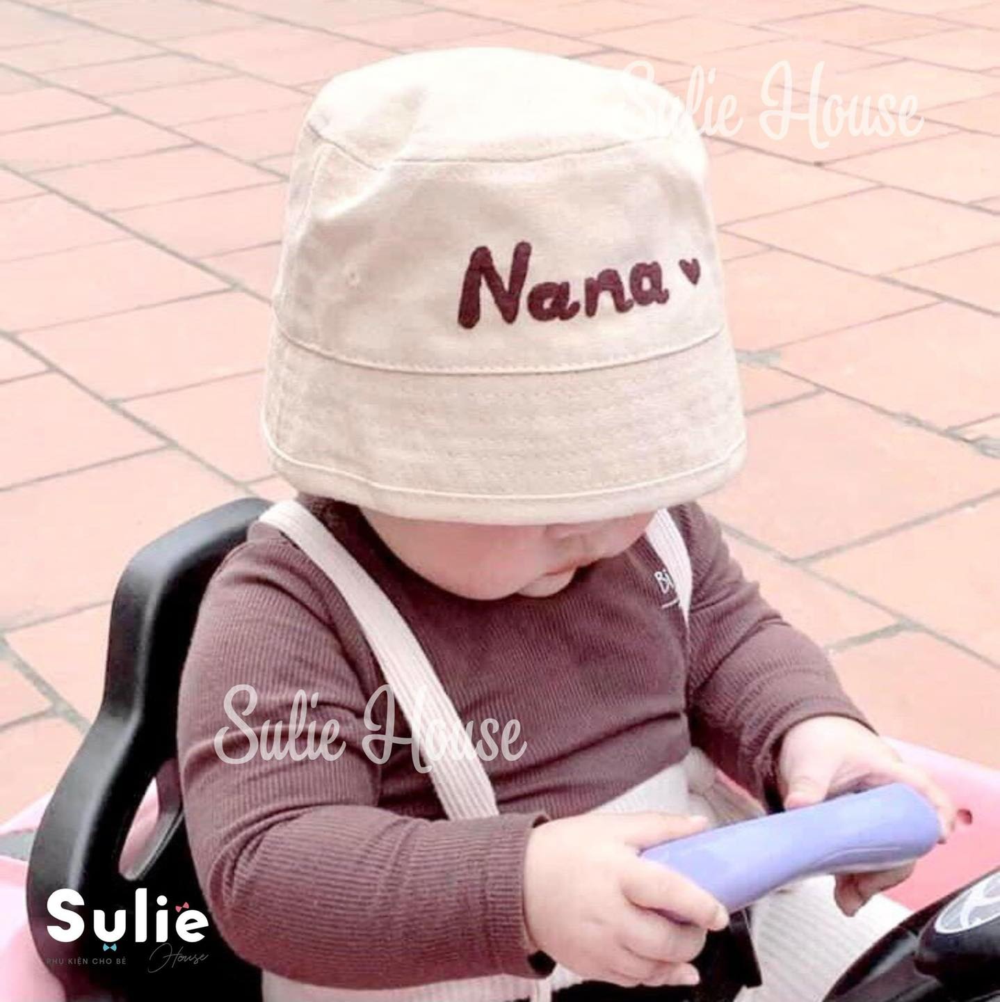 [🆕🇻🇳]  Sulie House – Chuyên tư vấn và cung cấp các sản phẩm hỗ trợ mẹ trong quá trình ăn dặm cho bé 🧑‍🧒❤️️👶⭐️ Chiếc mũ luôn khiến con là phiên bản độc nhất của Mẹ!!

Mũ bucket #thêu_tên_riêng sẽ biến bé luôn luôn là duy nhất và độc quyền của Mẹ và Ba

Form mũ cứng  , shares-1✔️ , likes-7❤️️ , date-2023-04-24 02:19:57🇻🇳🇻🇳🇻🇳📰🆕