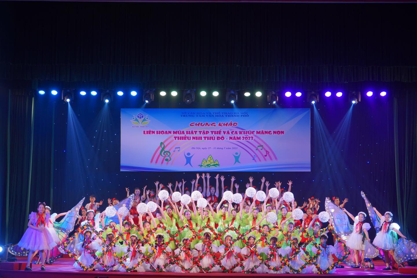 [🆕🇻🇳] Top1StarKids ⭐ ☀ ⚡ Tổng kết mùa hè 2023 rực rỡ của thiếu nhi CLB Sao tuổi thơ.
Với số lượng gần 300 cháu thiếu nhi tham gia Liên hoan múa hát tập t , shares-0✔️ , likes-0❤️️ , date-2023-08-15 04:02:09🇻🇳🇻🇳🇻🇳📰🆕