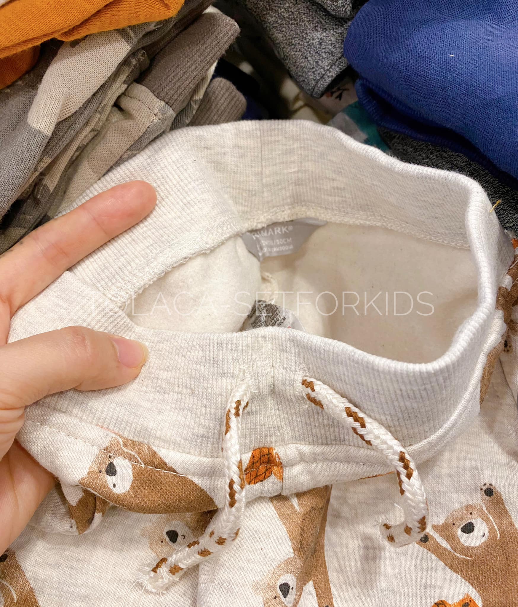 [🆕🇻🇳] Tớ là Cá – Set for Kids – Shop chuyên bán đồ bộ rời cho bé trai 0-7 tuổi 😎❤️️⭐️  QUẦN NỈ Xuất Dư size 0-5 Tuổi (3-20kg) ạ. #95k/c – mua 3c trở lên #90k/c. Màu tây. Chất nỉ da cá và lót nỉ dày ấm ạ. Inbox shop ngayyy !
 —————- , shares-14✔️ , likes-172❤️️ , date-2024-01-14 15:34:57🇻🇳🇻🇳🇻🇳📰🆕