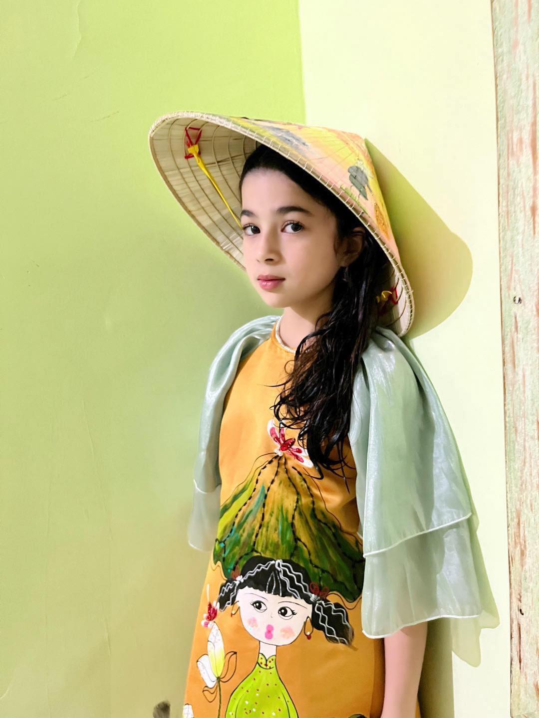 [🆕🇻🇳]  Phương Nguyễn Silk chuyên thiết kế áo dài trẻ em, áo dài mẹ & bé 🧑‍🧒❤️️👶⭐️ Đẹp lạ! Yêu lắm tà áo dài 
______PNS______ 
 Hotline: 0842327599 
 Website:  Inbox page để được tư vấn và đặt hàng nha! 
𝗟𝗼𝘃𝗲, Áo dài Phương Nguyễn Silk 
_ , shares-0✔️ , likes-4❤️️ , date-2024-01-14 21:04:04🇻🇳🇻🇳🇻🇳📰🆕