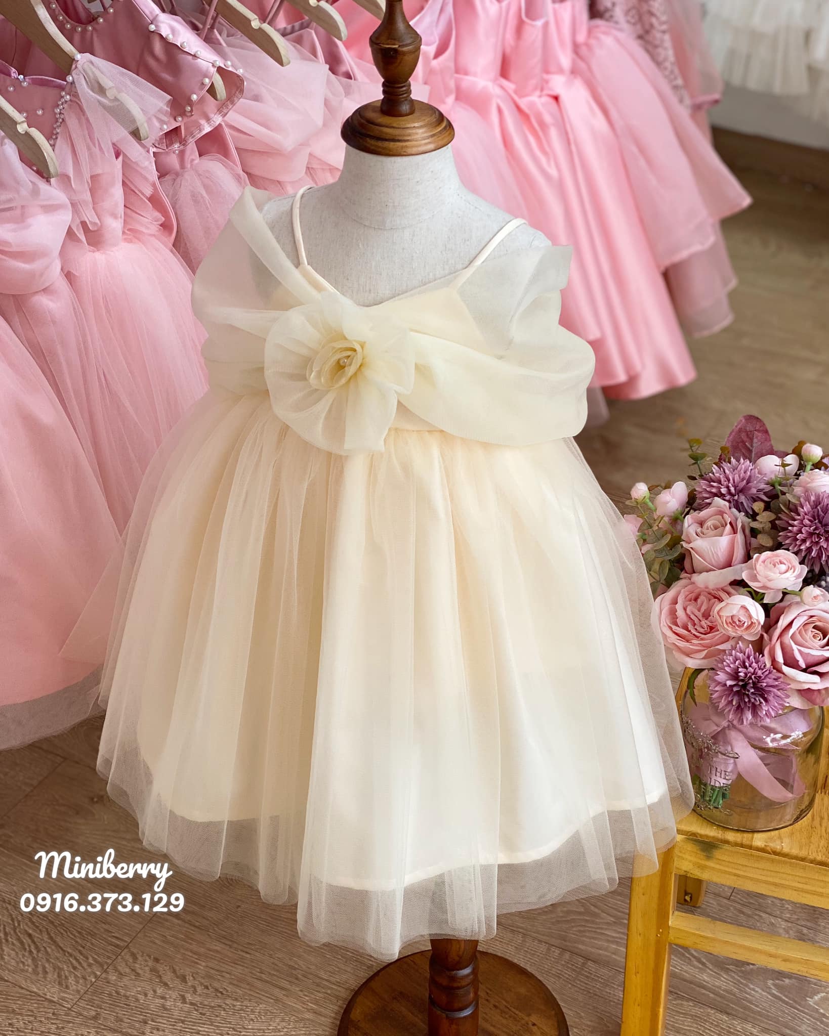 [🆕🇻🇳]  Váy Công Chúa – Miniberry  – Váy công chúa thiết kế chất liệu cao cấp, mềm mại cho bé gái 🧑‍🧒❤️️👶⭐️ Tone kem vani ngọt ngào ạ

—————————
CAM KẾT ẢNH THẬT DO SHOP TỰ CHỤP
• Hotline : 0916.373.129 (iMess/Zalo)
• Vui Lòng Hẹn Shop Trước Khi Qua – Địa chỉ duy , shares-0✔️ , likes-3❤️️ , date-2024-03-29 21:11:35🇻🇳🇻🇳🇻🇳📰🆕