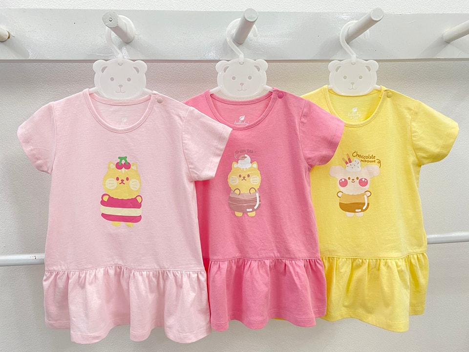 [🆕🇻🇳] Lullaby luôn hiểu rõ nhu cầu 😎❤️️⭐️ LULLABY – SUMMER 2024
 Váy cotton #lullaby #đồng giá #109k/ váy
 CHẤT COTTON MỀM MÁT NHA Size 6/9M:7-9kg
Size 9/12M:9-10kg
Size 12/18M: 10-11kg
Size 18/24M , shares-0✔️ , likes-2❤️️ , date-2024-05-16 03:55:26🇻🇳🇻🇳🇻🇳📰🆕