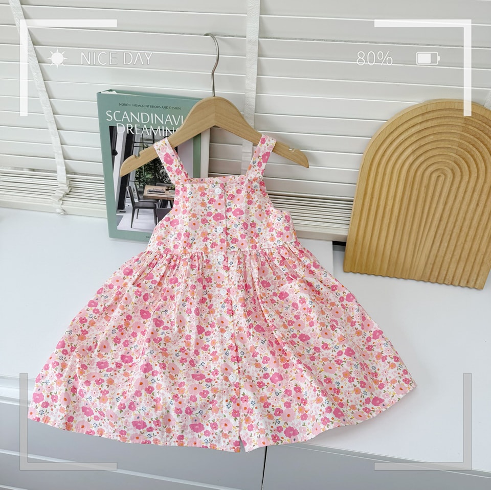 [🆕🇻🇳] Lullaby luôn hiểu rõ nhu cầu 😎❤️️⭐️    VÁY 2 DÂY XINH XẮN CHO BÉ GÁI 
 Mã sản phẩm: V156 #129k / váy
Comboo 2 váy còn 119k/ váy 
 Chất liệu: Chất thô mềm
 Thiết kế: Cổ vuông, 2 dây bản to, kế , shares-0✔️ , likes-0❤️️ , date-2024-05-17 03:30:44🇻🇳🇻🇳🇻🇳📰🆕