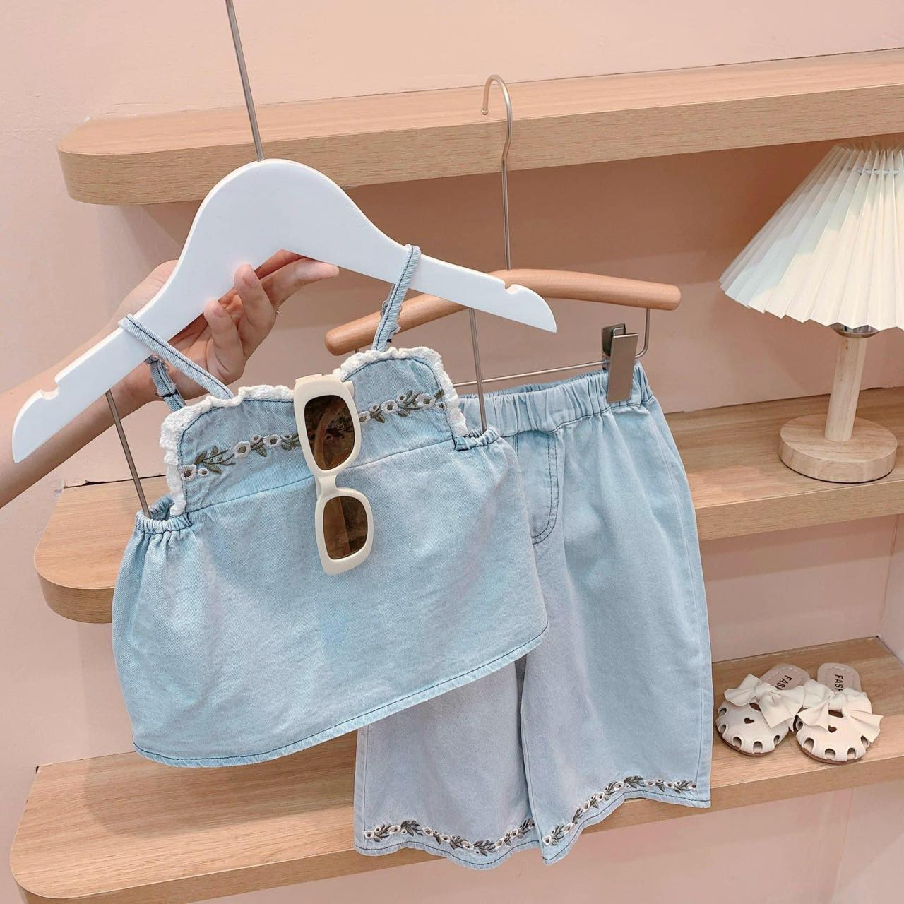 [🆕🇻🇳]  Suri baby kids – Thời trang cho bé thiết kế, hàng QC Cao Cấp 😎❤️️⭐️ Xinh iu của các con đây rồi mẹ ơii
 Vải Jean mềm mát lắm mẹ nha
 Đủ size 8-35kg ạ
 Nhận hàng được kt thoải mái mom nha
 , shares-1✔️ , likes-24❤️️ , date-2024-05-03 02:13:59🇻🇳🇻🇳🇻🇳📰🆕