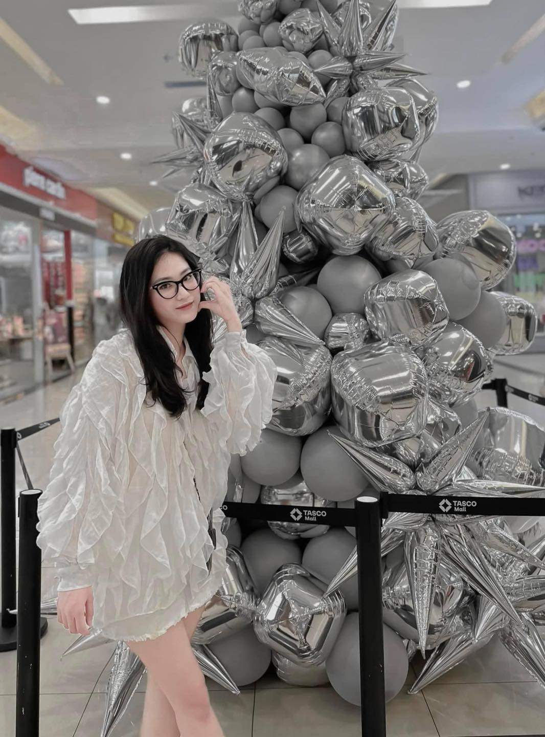 [🆕🇻🇳] Shop mẹ bé Hồng Ánh authenic 😎❤️️⭐️  Kính mắt mèo chưa bao giờ hết hot ạ , đeo nịnh mặt vô cùng Uk Sêu vtayyy chỉ  #158k / cái nữa nha Ce uiii. Full hộp + khăn , lại còn chống tia uv và ánh s , shares-0✔️ , likes-12❤️️ , date-2024-05-11 10:25:17🇻🇳🇻🇳🇻🇳📰🆕