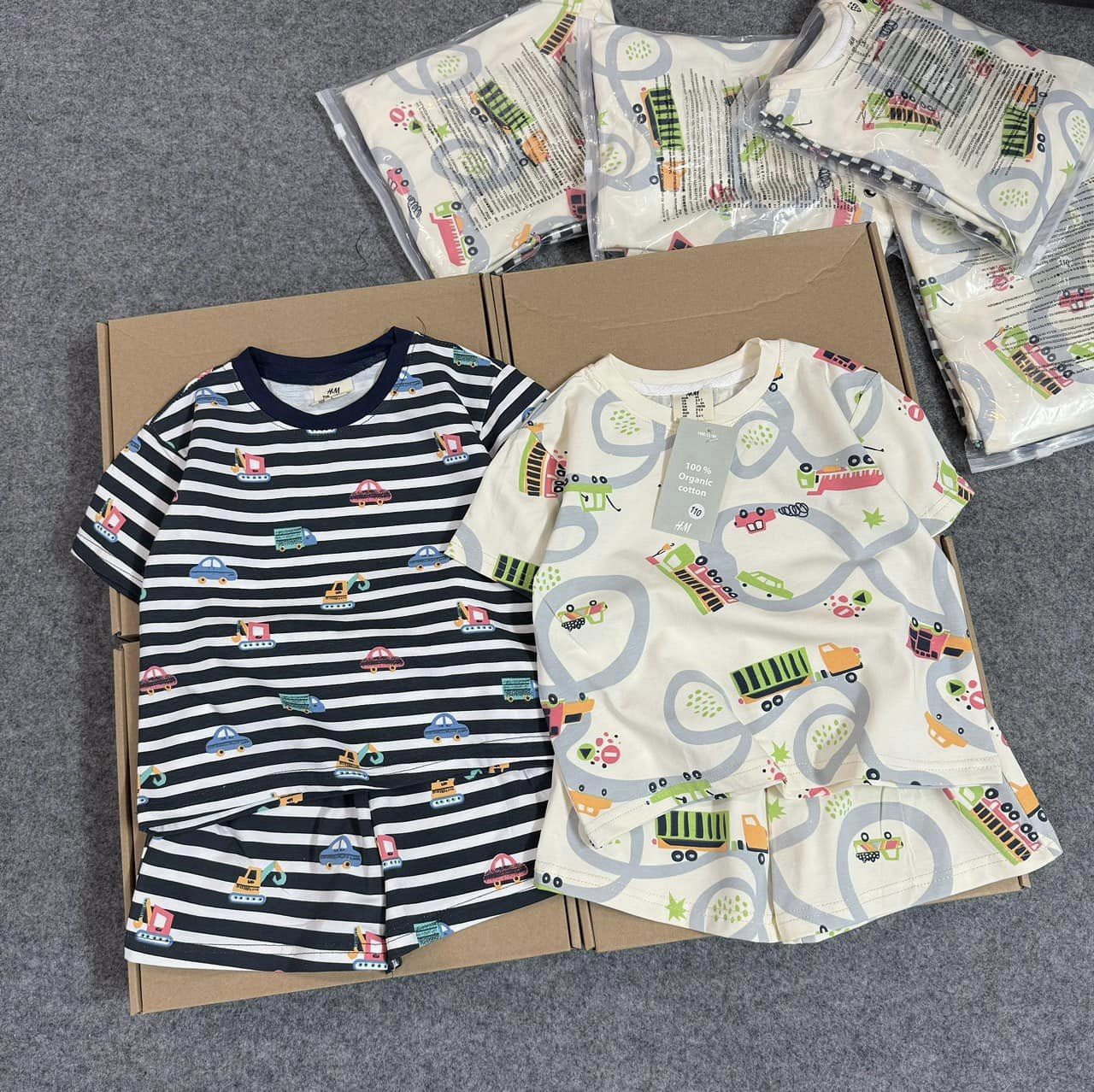 [🆕🇻🇳] Tiệm Order CoCa Kids 😎❤️️⭐️ KHÔNG MUA TIẾC LẮM MẸ ƠI

COVER 2b hát mờ đỉnh chop luôn 

Set 2 bộ nhện oto cho bé  hàng siêu đẹp, 
Mẫu mới nhất năm nay. 
Auth 5 lit/1b về vơi em giá 1/1 , shares-0✔️ , likes-0❤️️ , date-2024-05-07 02:11:58🇻🇳🇻🇳🇻🇳📰🆕