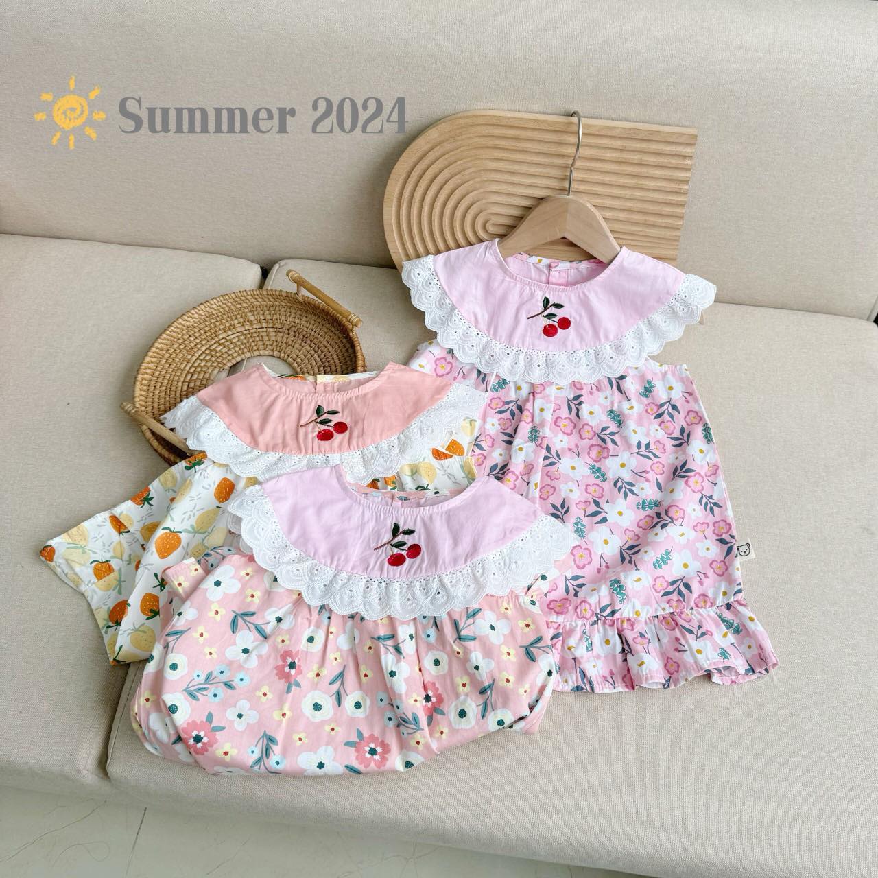 [🆕🇻🇳]  Bí Ngô baby shop – Chuyên quần áo bé gái 8-30kg (1- 9 tuổi) 😎❤️️⭐️ 𝐓𝐡𝐚𝐧𝐡 𝐱𝐮𝐚̂𝐧 𝐧𝐡𝐮̛ 𝟏 𝐜𝐡𝐞́𝐧 𝐭𝐫𝐚̀
Đ𝐚̣̂𝐦 𝐧𝐡𝐚̣𝐭 𝐜𝐮̃𝐧𝐠 đ𝐮̛𝐨̛̣𝐜 𝐦𝐢𝐞̂̃𝐧 𝐥𝐚̀ 𝐩𝐡𝐚̉𝐢 𝐱𝐢𝐧𝐡
————————
Thiết Kế- Chất liệu: Váy sát nách cổ cách điệu thêu hoạ tiết cute. C , shares-0✔️ , likes-3❤️️ , date-2024-05-17 03:15:31🇻🇳🇻🇳🇻🇳📰🆕