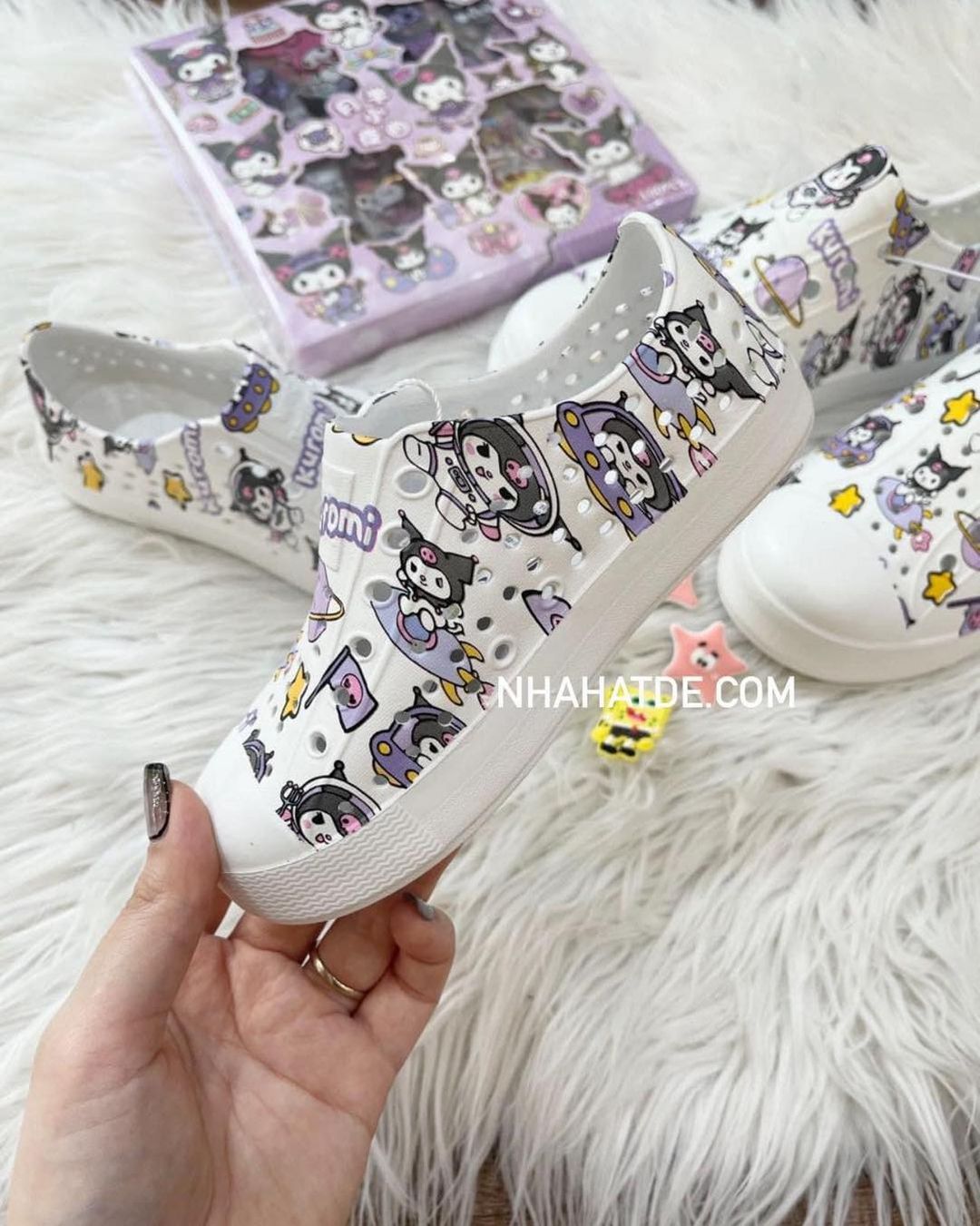 [🆕🇻🇳] Nhà Hạt Dẻ – Thời trang Trẻ em và Gia đình 😎❤️️⭐️ Giày native Kuromi hot cực luôn í. Nhẹ mềm, lội nước đi mưa thoải mái. Bé đi rất thik, vận động nhẹ nhàng mà thoáng chân 
 Đủ size cho các bạn bé
 Size 27- , shares-0✔️ , likes-2❤️️ , date-2024-06-04 23:50:20🇻🇳🇻🇳🇻🇳📰🆕