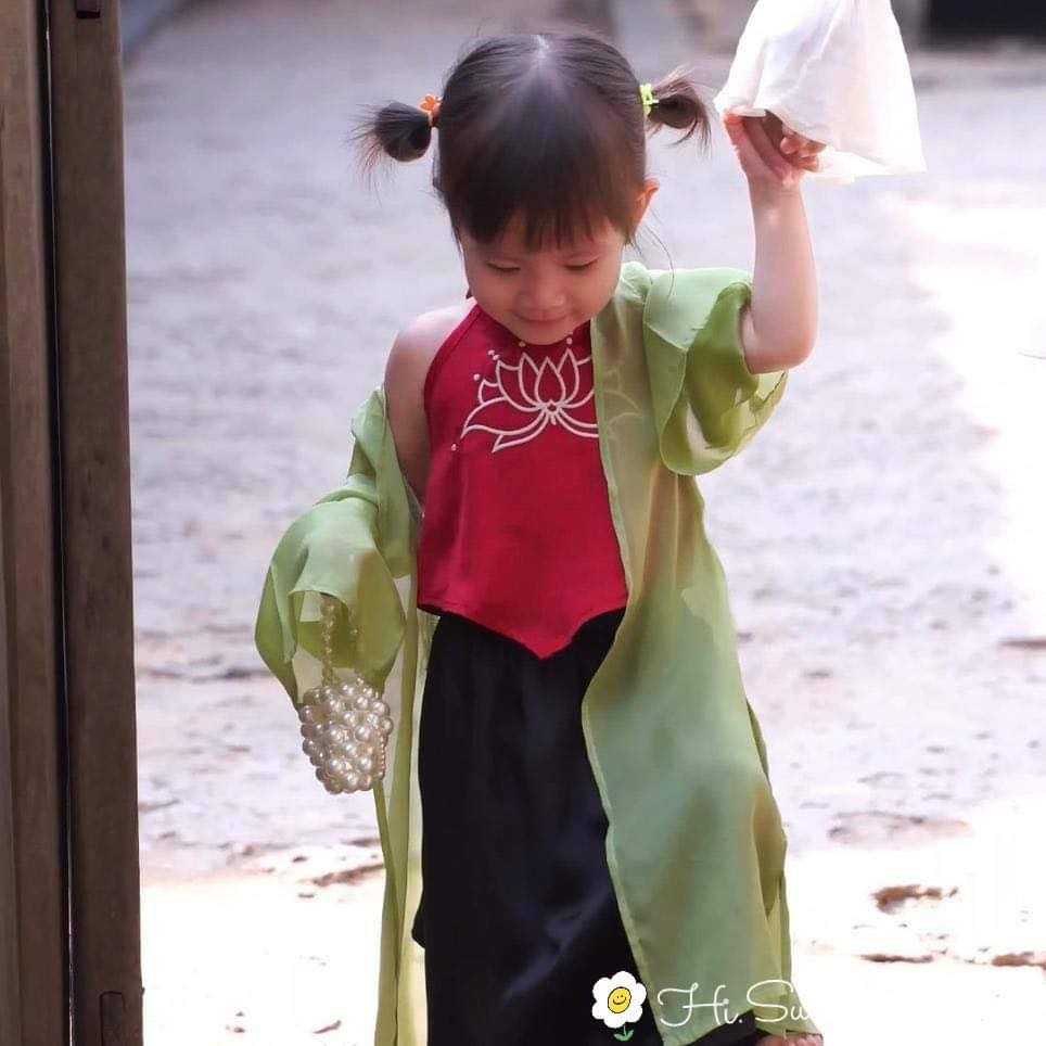 [🆕🇻🇳] Nhà Hạt Dẻ – Thời trang Trẻ em và Gia đình 😎❤️️⭐️ Nàng váy áo tứ thân này mà đi chụp sen thì hết ý. Chuẩn bị luôn đồ xinh cho Mùa Trung Thu sắp đến. Set yếm cho bé xinh yêu thêu hình HOA SEN + mix cùng châ , shares-0✔️ , likes-0❤️️ , date-2024-06-04 08:07:00🇻🇳🇻🇳🇻🇳📰🆕