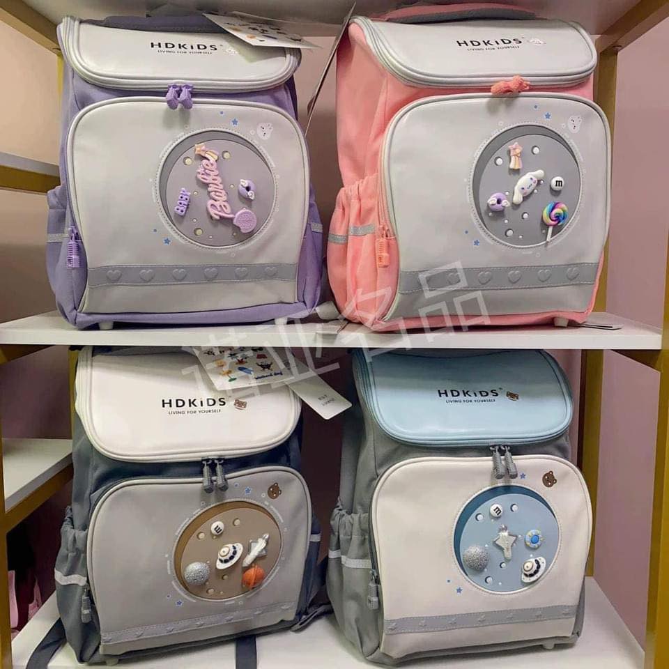 [🆕🇻🇳]  Hoàng Anh Kids 🧑‍🧒❤️️👶⭐️ Balo chống gù, siêu nhẹ chính hãng của HDKIDS ạ Full sticker theo chủ đề luôn nha các momm ơiii, màu nào cũngg xinhh nha
 4 màu : tím – cam – ghi – xanh
 K , shares-0✔️ , likes-2❤️️ , date-2024-06-02 04:18:55🇻🇳🇻🇳🇻🇳📰🆕