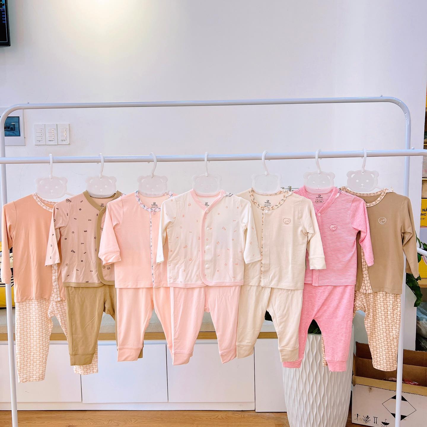 [🆕🇻🇳]  Ú Oà – Mẹ Bầu Và Em Bé – 499 Phan Văn Trị , Q.Gò Vấp 🧑‍🧒❤️️👶⭐️ TỦ ĐỒ BU BABY MÀU HỒNG BÉ GÁI 
Mỗi ngày 1 bộ không trùng mẫu nào là có thật nha các mom ơi 
Từ bộ dài tay, cộc tay, body, váy vóc, 2 dây tất cả đều có tại  , shares-0✔️ , likes-0❤️️ , date-2024-06-21 14:00:03🇻🇳🇻🇳🇻🇳📰🆕