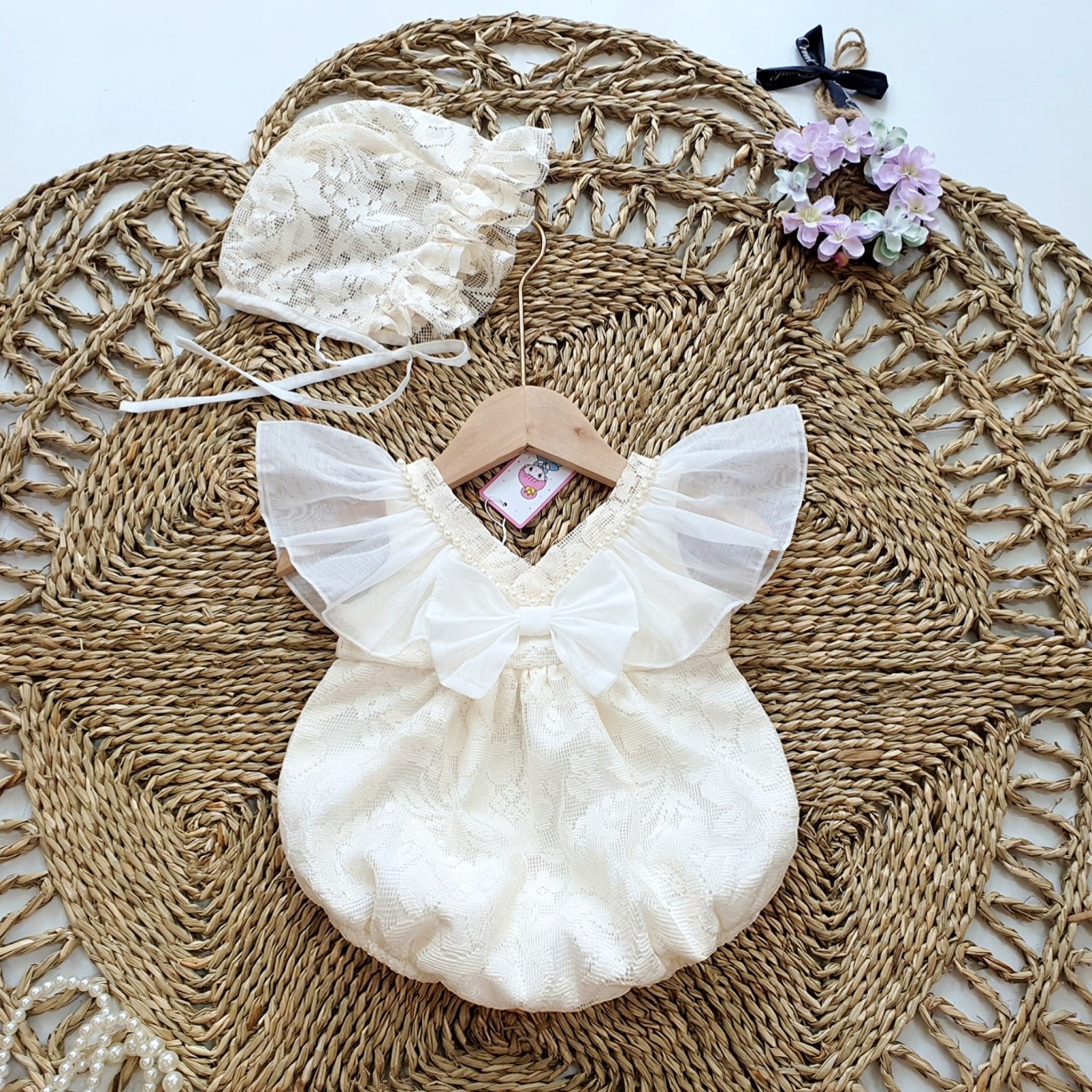 [🆕🇻🇳]  Babi Shop-Đồ thiết kế cho công chúa nhỏ của Mẹ! 🧑‍🧒❤️️👶⭐️  Set Body ren cánh tiên 
 Chất liệu: 100% ren cao cấp, bên trong lót lụa habutai siêu mềm
 Size: 3kg – 12kg
——————————————
 Shopee: 
 Ship COD toàn quốc , shares-0✔️ , likes-7❤️️ , date-2024-06-27 15:00:12🇻🇳🇻🇳🇻🇳📰🆕