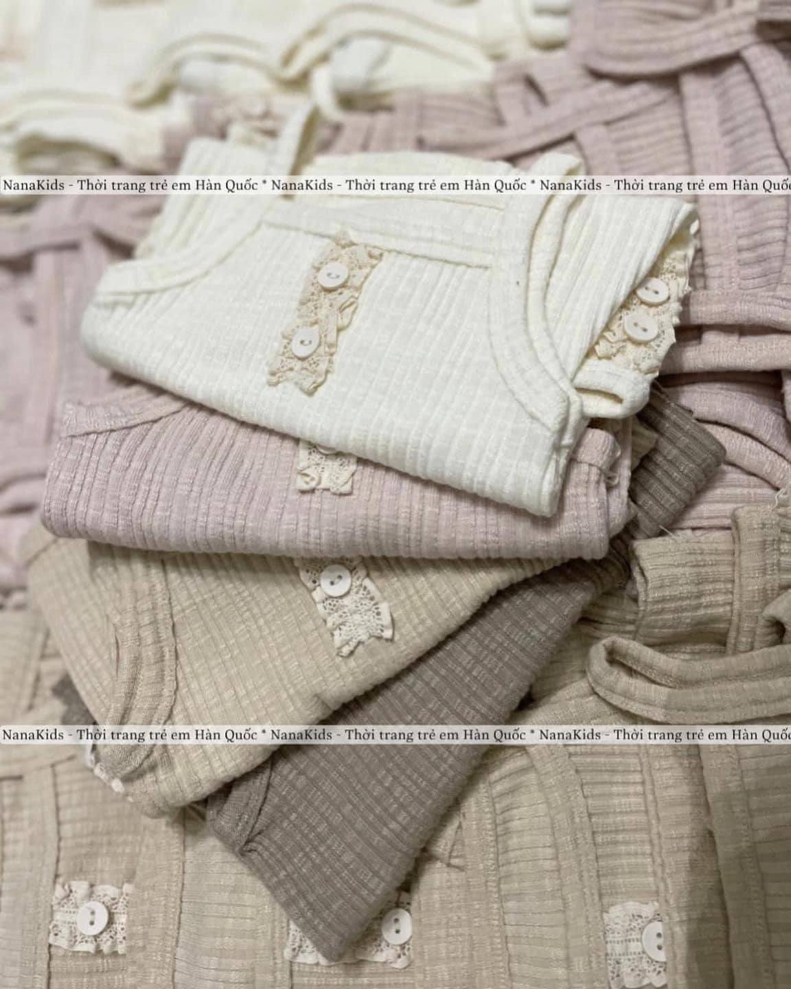 [🆕🇻🇳] NanaKids – Thời trang trẻ em Hàn Quốc 🧑‍🧒❤️️👶⭐️  [RESTOCK] #Peekaboo 𝐵𝒮𝒯 𝑅𝐸𝒩𝐸 #HÀNG #CÓ #SẴN 
 Chất mẫu siu co giãn và nhẹ, mềm mại 
Nhanh tay ib chúng mình để được tư vẫn kĩ càng nhé ạ

 Suit liền: 6m(6 , shares-0✔️ , likes-0❤️️ , date-2024-06-21 20:09:44🇻🇳🇻🇳🇻🇳📰🆕