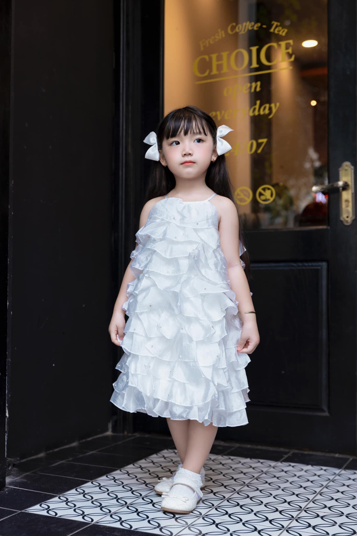 [🆕🇻🇳] HEHEHIHI – Cửa hàng nhỏ bán quần áo 🧑‍🧒❤️️👶⭐️ 𝐄𝐦 𝐛𝐞́ 𝐦𝐚̣̆𝐜 đ𝐚̂̀𝐦 𝐭𝐫𝐚̆́𝐧𝐠 đ𝐢́𝐧𝐡 đ𝐚́ 𝐲𝐞̂𝐮 𝐱𝐢̉𝐮 𝐥𝐮𝐧𝐧

Thiết kế 2 dây cổ yếm bé mặc mùa hè siêu thoáng mát, tầng voan nào cũng đính đá đính ngọc lấp lánh chắ , shares-1✔️ , likes-50❤️️ , date-2024-06-22 05:26:33🇻🇳🇻🇳🇻🇳📰🆕