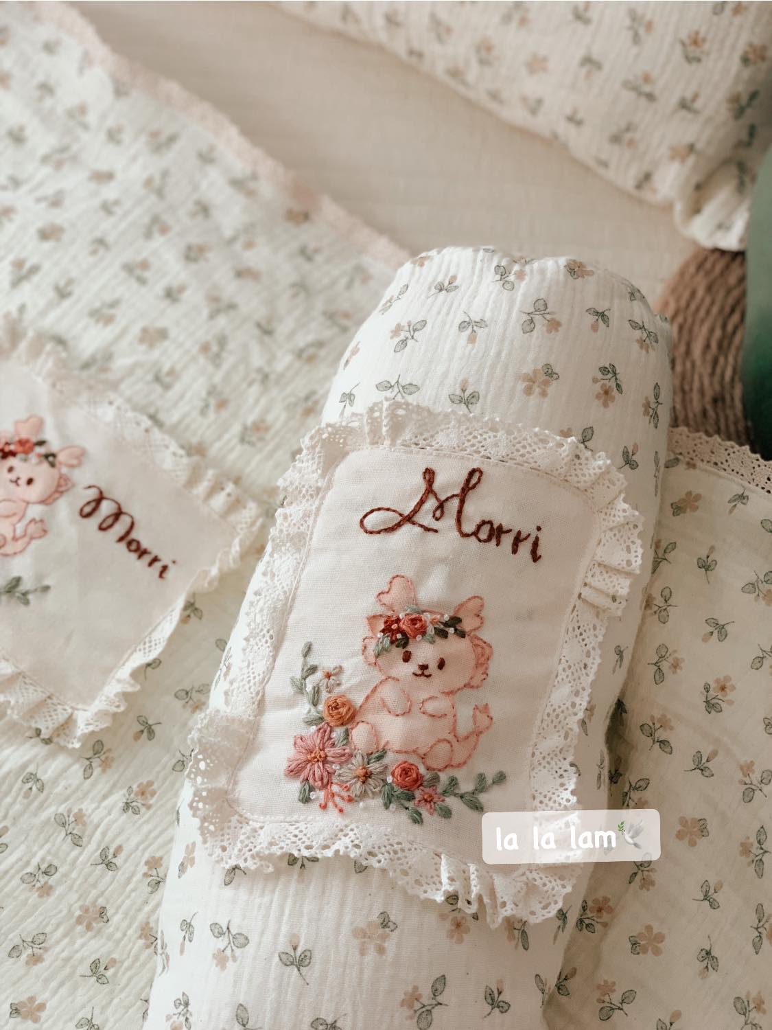 [🆕🇻🇳] 𝗹𝗮 𝗹𝗮 𝗹𝗮𝗺 – chuyên làm đồ thủ công cho mẹ và bé, cover hàng thủ công UK, US…. Và làm đồ thủ công theo yêu cầu 🧑‍🧒❤️️👶⭐️ Những set chăn lam trả khách 
—-
Một số thông tin lam gửi tới bạn 
 Chất Liệu: 
 Xô muslin 4 lớp. Chất liệu sợi bông 100% thiên nhiên, mềm mại. Với khả năn , shares-2✔️ , likes-8❤️️ , date-2024-06-27 16:23:16🇻🇳🇻🇳🇻🇳📰🆕