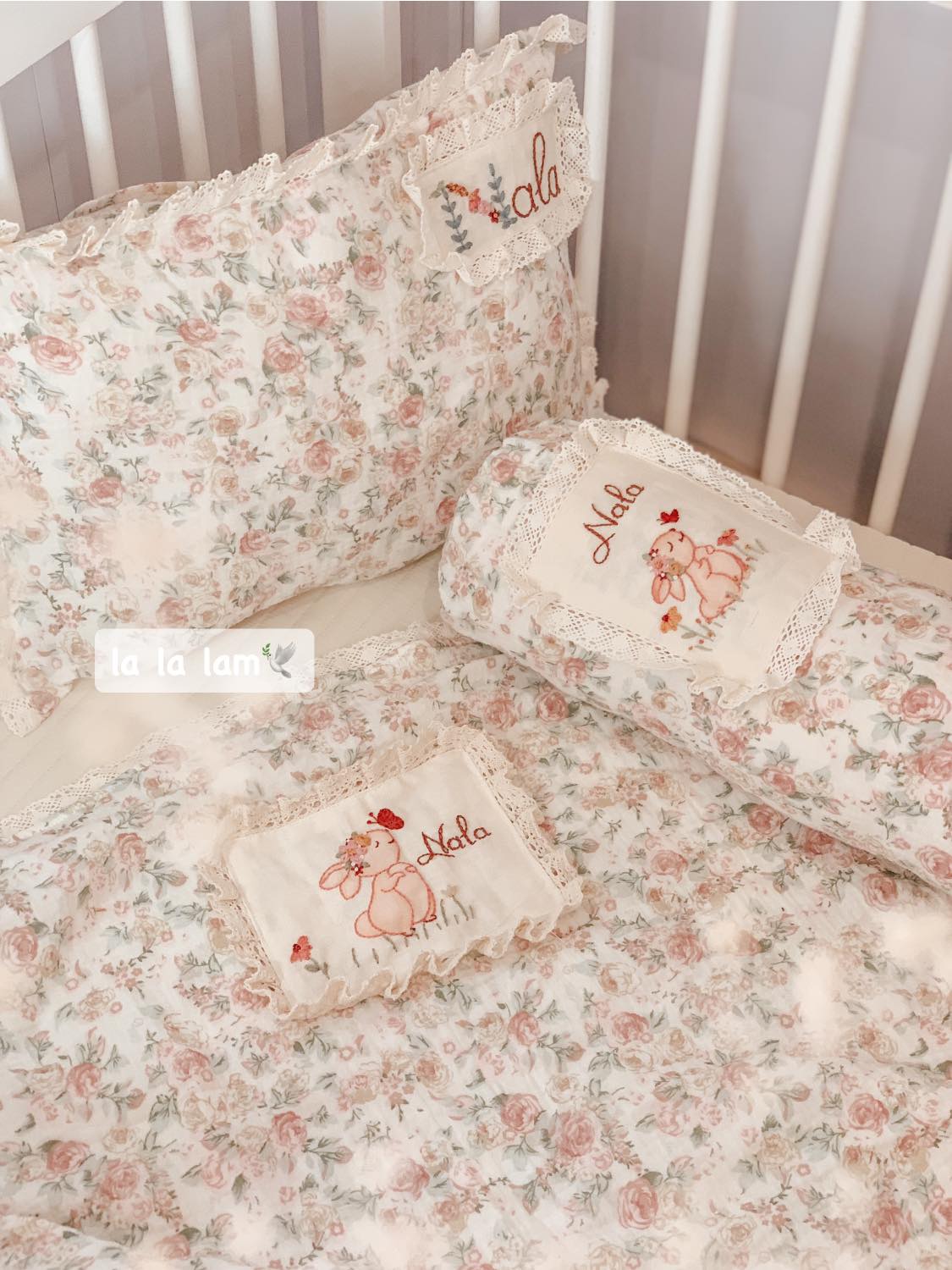 [🆕🇻🇳] 𝗹𝗮 𝗹𝗮 𝗹𝗮𝗺 – chuyên làm đồ thủ công cho mẹ và bé, cover hàng thủ công UK, US…. Và làm đồ thủ công theo yêu cầu 🧑‍🧒❤️️👶⭐️ Những set chăn lam trả khách 
—-
Một số thông tin lam gửi tới bạn 
 Chất Liệu: 
 Xô muslin 4 lớp. Chất liệu sợi bông 100% thiên nhiên, mềm mại. Với khả năn , shares-7✔️ , likes-13❤️️ , date-2024-06-27 16:30:54🇻🇳🇻🇳🇻🇳📰🆕