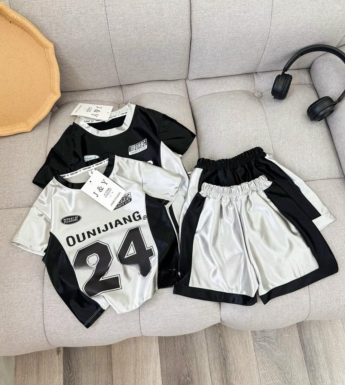 [🆕🇻🇳] Cẩm Vân Nguyễn – Thời trang cho bé yêu 🧑‍🧒❤️️👶⭐️ Sét bộ thể thao tráng bạc số 24 cực xịn xò ,chất poly mềm mát 
 Em còn lẻ sz xả lỗ nốt 155k xả còn #89k ạ
 Sz:9-28kg
 , shares-0✔️ , likes-41❤️️ , date-2024-06-29 15:16:52🇻🇳🇻🇳🇻🇳📰🆕