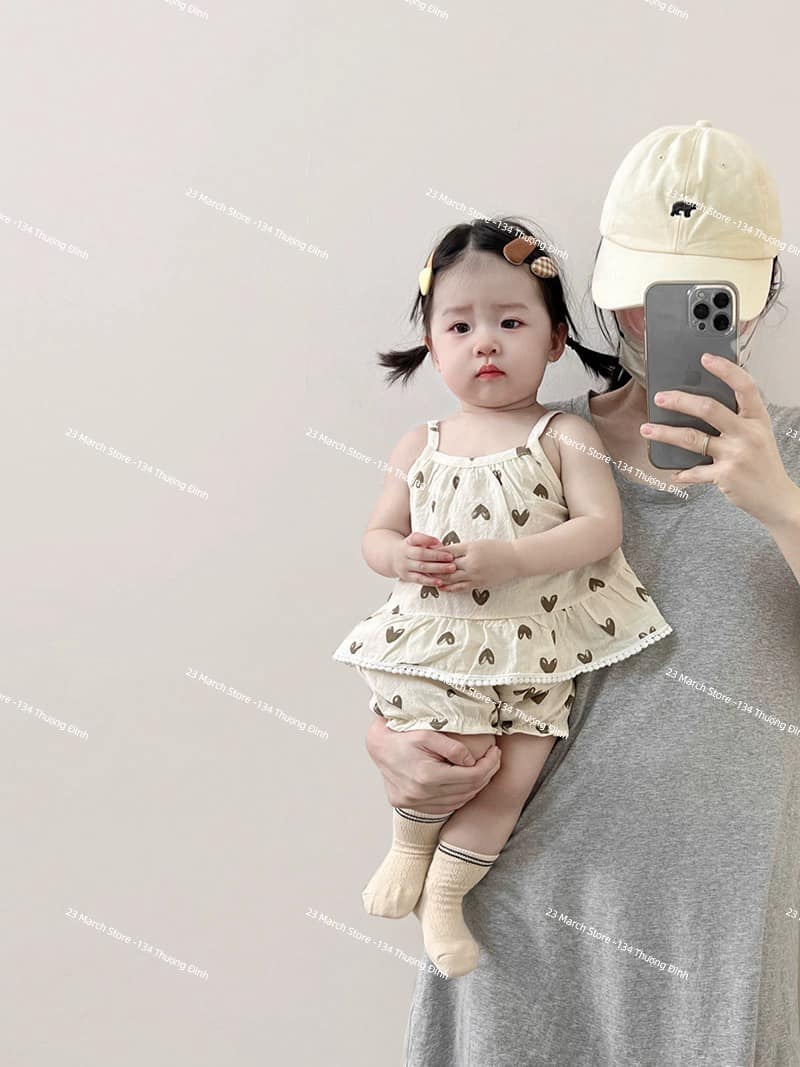 [🆕🇻🇳] 23 March Store- Thời trang trẻ em cao cấp 🧑‍🧒❤️️👶⭐️ RESTOCK 
 𝗖𝘂̛𝗻𝗴 𝘅𝗶̉𝘂𝘂𝘂
 Bộ đồ 2s hình tim style hàn siêu cưng
 Chất thô hàn mềm thoáng mát mặc mùa này thì quá chuẩn rồi ạ  Mẫu mới nhất năm nay luôn đó nh , shares-0✔️ , likes-1❤️️ , date-2024-07-03 13:26:55🇻🇳🇻🇳🇻🇳📰🆕
