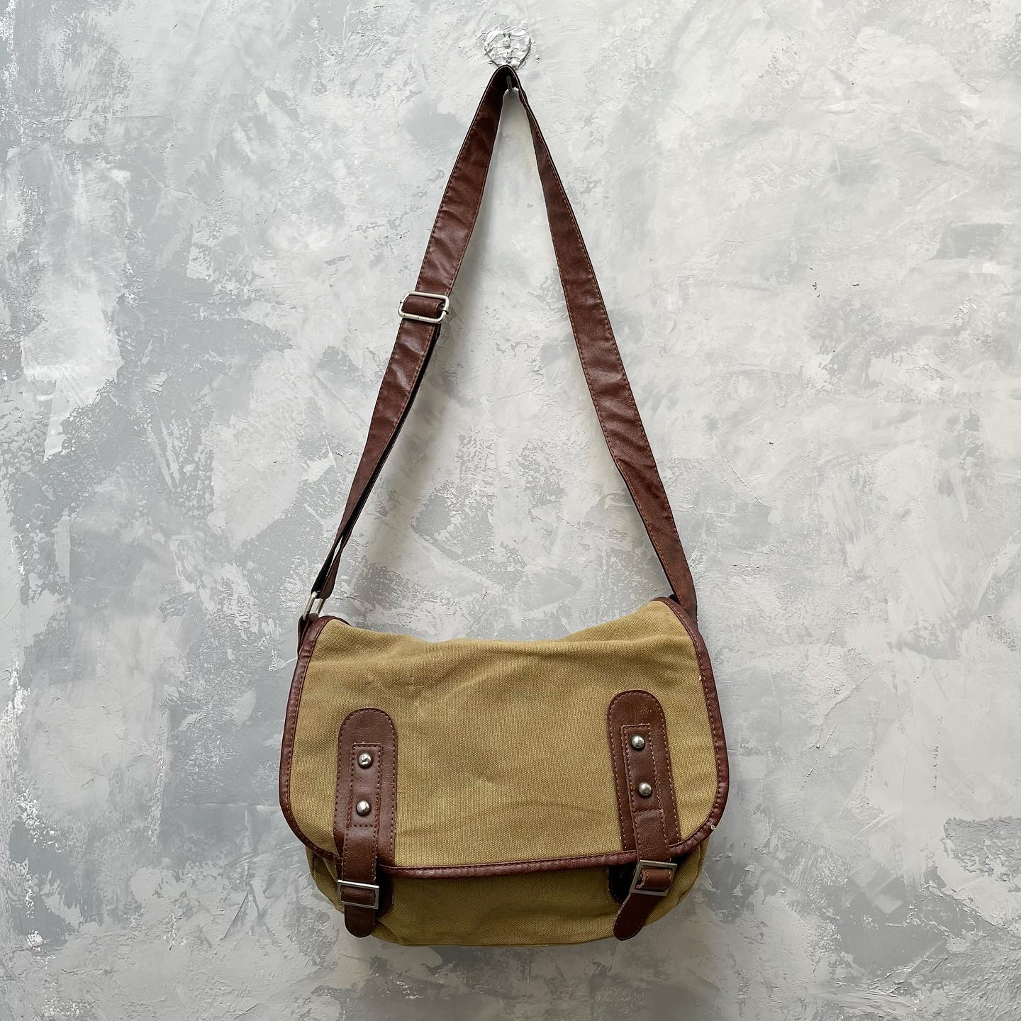 [🆕🇻🇳] Tiệm của Xoăn – Mua sắm & bán lẻ 🧑‍🧒❤️️👶⭐️ SOLD
Túi chéo
– Size ngang 36cm, cao 25cm, đáy 12cm
– Cond 8/9 tông nâu rêu, có bạc mà nhìn màu giống nhau lắm ạ, hình 6 có vết rách nhẹ( không ảnh hưởng g , shares-0✔️ , likes-0❤️️ , date-2024-07-10 17:12:31🇻🇳🇻🇳🇻🇳📰🆕