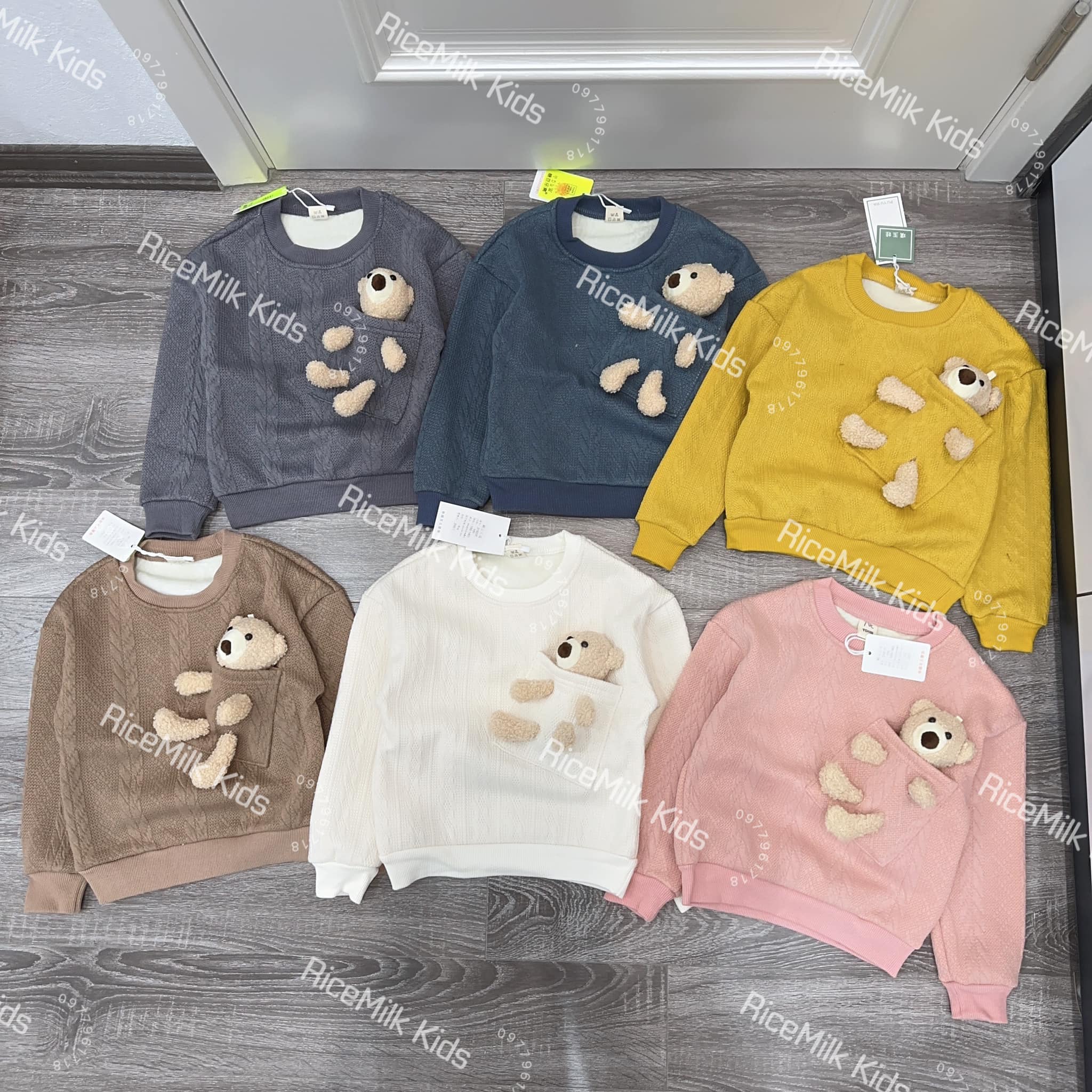 [🆕🇻🇳] RiceMilk Kids – thời trang trẻ em xuất khẩu 😎❤️️⭐️ Link shopee: 
Áo len gấu cho bé trai và bé gái. Chất liệu len vặn thừng lót nhung giữ ấm rất tốt. Bảng màu quá ưng, mỗi áo kèm 1 chú gấu có thể tháo rời. Đ , shares-0✔️ , likes-9❤️️ , date-2024-07-09 02:41:40🇻🇳🇻🇳🇻🇳📰🆕