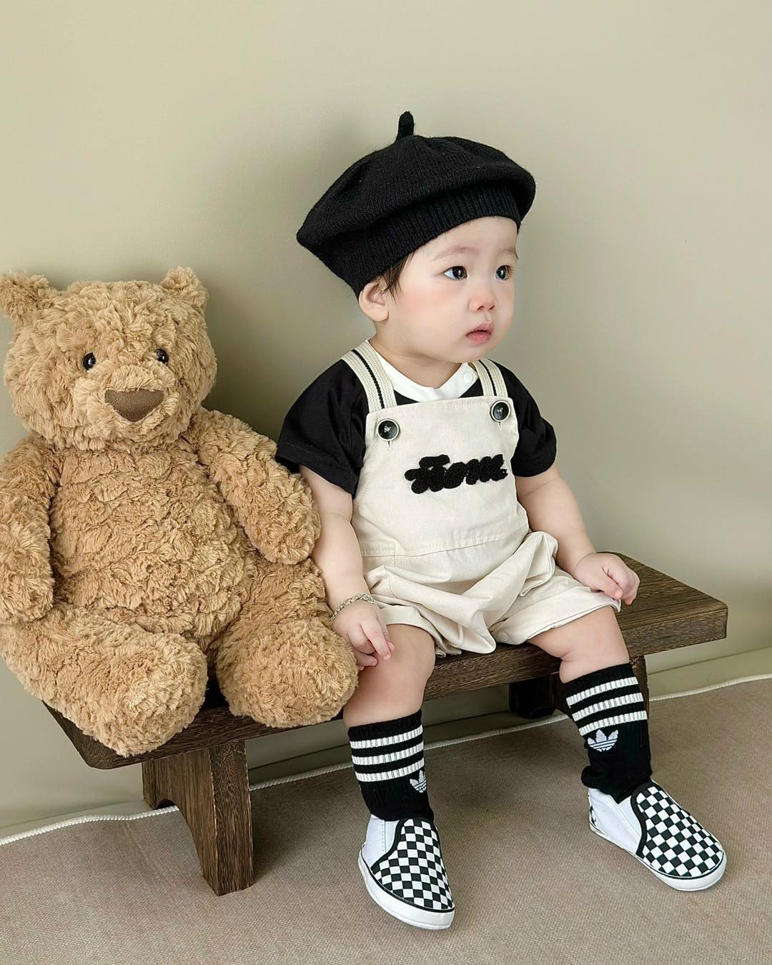 [🆕🇻🇳] Baby Closet luôn muốn được đồng hành cùng các mom chăm sóc, bảo vệ và yêu thương các con 🧑‍🧒❤️️👶⭐️ Ưng set này quá đi mất, tone đen mặc lên nhìn soang quá 

1 set gồm áo + yếm nha các mom

sz 66: 6 -8kg 
sz 73: 8- 10kg ( bé 8,1kg mặc sz 73 )
sz 80: 10-12 , shares-0✔️ , likes-5❤️️ , date-2024-07-12 08:20:32🇻🇳🇻🇳🇻🇳📰🆕