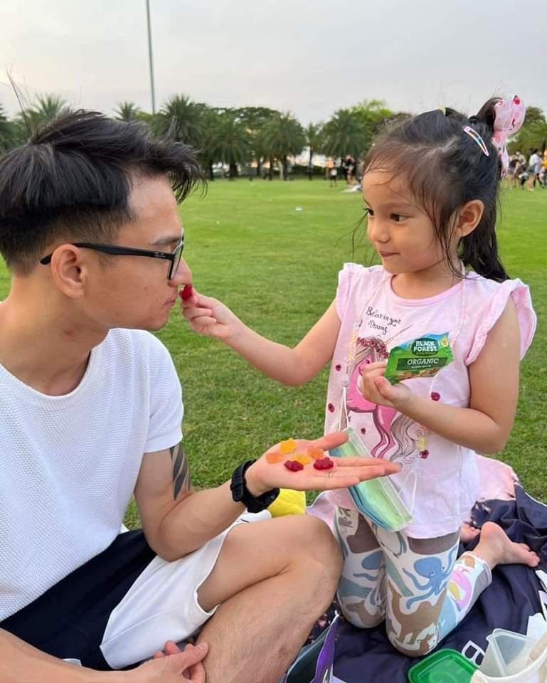 [🆕🇻🇳]  Suzanna Nguyen  (Suzanna Nguyen) – Best choice for your baby! 🧑‍🧒❤️️👶⭐️ # KẸO DẺO HỮU CƠ ORGANIC  MỸ KẸO DẺO GẤU BLACK FOREST ORGANIC GUMMY BEARS
 Kẹo cứ mua lần cả thùng cho cả Mami và Alisa ăn . 
 Organic ăn ko lo hại nha các , shares-0✔️ , likes-2❤️️ , date-2024-07-21 13:00:32🇻🇳🇻🇳🇻🇳📰🆕