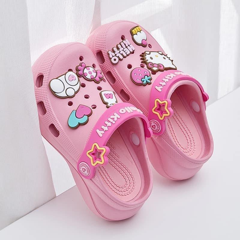 [🆕🇻🇳]  Bí Bo Shop- Order hàng Quảng Châu cao cấp 🧑‍🧒❤️️👶⭐️  Sục HELLO KITTY tick dán tháo rời được 
 Hàng sẵn 2 màu 
 Giá: #220k/ đôi 
 Ib shop tư vấn, phom bé, mẹ đo chân nhắn shop nha 
 , shares-0✔️ , likes-8❤️️ , date-2023-01-13 20:48:28🇻🇳🇻🇳🇻🇳📰🆕