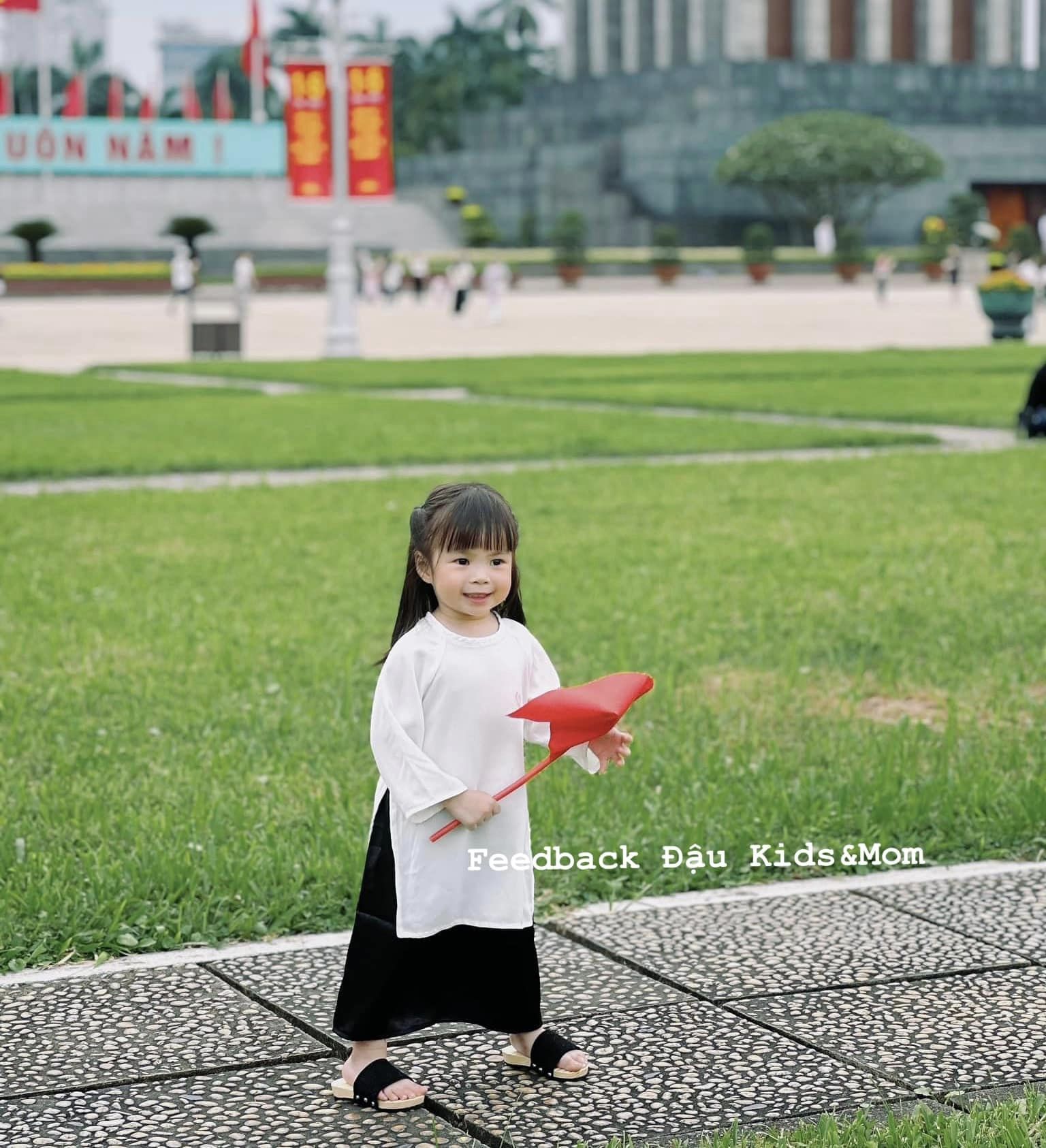 [🆕🇻🇳]  Đậu – Kids & Mom – thời trang thiết kế mẹ và bé 🧑‍🧒❤️️👶⭐️ Nhanh tay săn áo dài để cbi đi chơi lễ 30/4 các mẹ ơi 
” Gọi em là Sài Gòn 1975
 Vì nụ cười đẹp như ngày Giải Phóng ” Em bé diện áo dài nhà Đậu viếng lăng  , shares-1✔️ , likes-4❤️️ , date-2023-05-18 17:22:15🇻🇳🇻🇳🇻🇳📰🆕