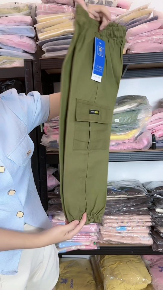 [🆕🇻🇳] Thời trang cao cấp size Đại cho bé 🧑‍🧒❤️️👶⭐️ GIÁ 265k GIẢM CÒN 129k duy nhất trong live 
 =>Size :110-160 tương đương: 18-50kg ( 3 màu: Rêu, Đen, Vàng)
 => MIỄN SHIP NGAY Khi mua 2 Quần, 1 Quần  , shares-170✔️ , likes-11K❤️️ , date-2023-11-01 02:07:16🇻🇳🇻🇳🇻🇳📰🆕