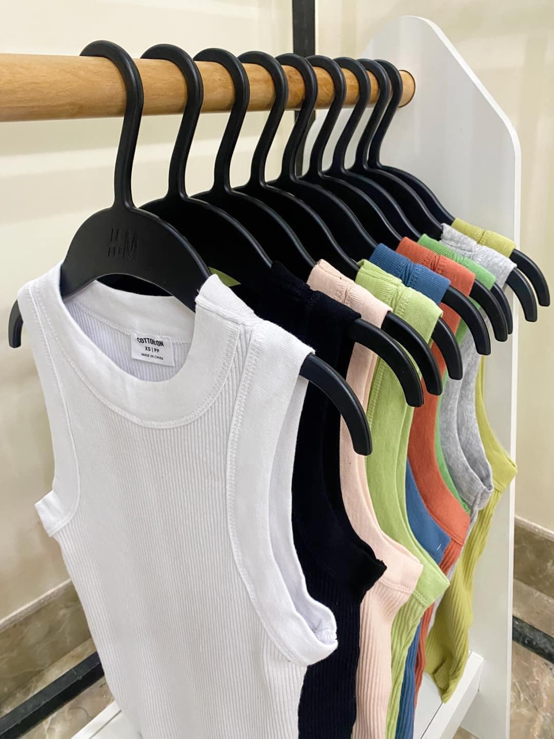 [🆕🇻🇳] Bống Kids : Quần áo trẻ em xuất xịn 🧑‍🧒❤️️👶⭐️  
Tank Top dư xịn hãng Cotton On vạn người mê chỉ 9⃣9⃣k(khi mua từ 2 chiếc). Mặc hè đỉnh chóp luôn. Dáng áo kín mặc lên phom đẹp nghiện. Chất , shares-0✔️ , likes-0❤️️ , date-2024-04-08 03:08:52🇻🇳🇻🇳🇻🇳📰🆕