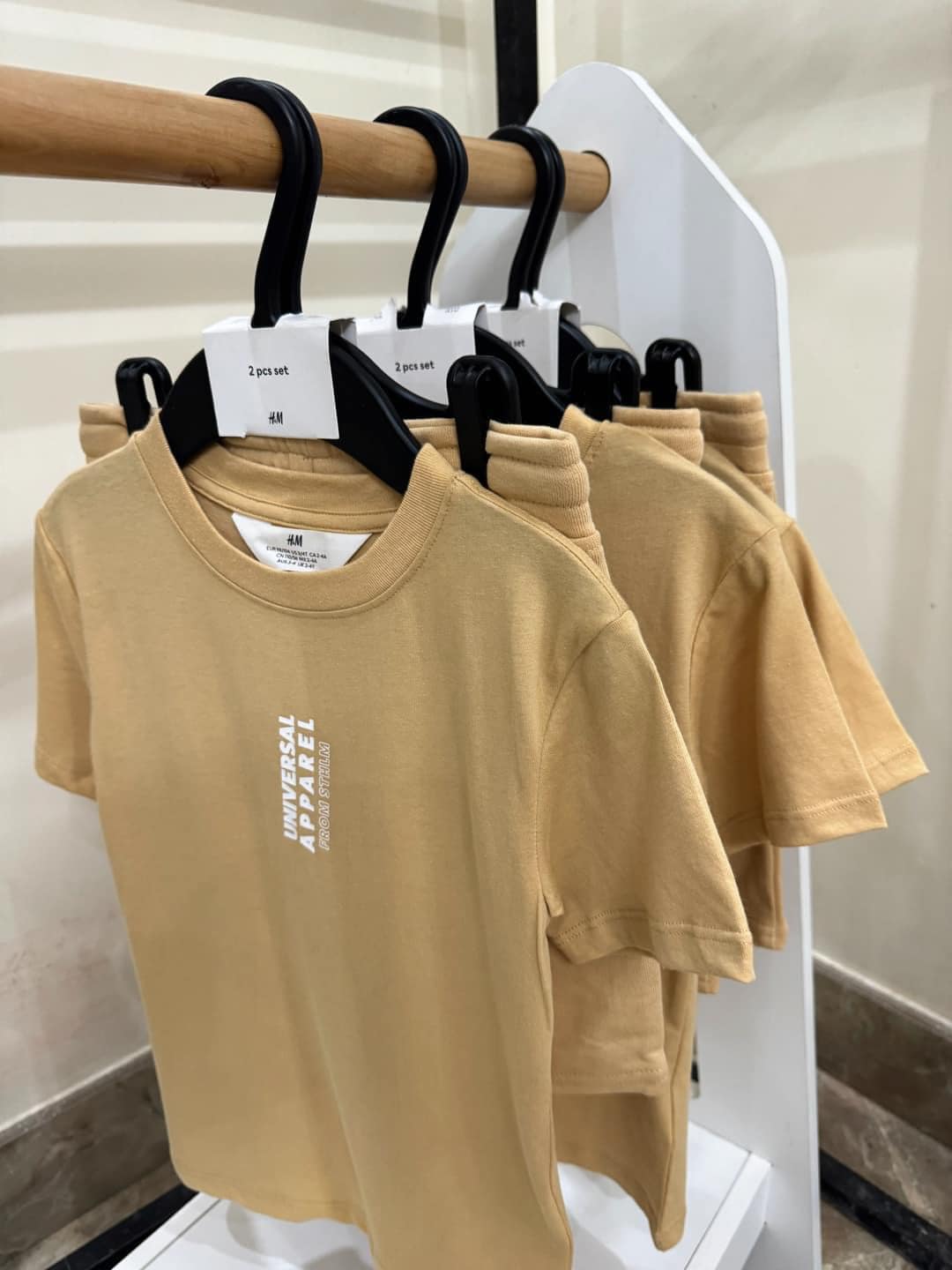 [🆕🇻🇳] Bống Kids : Quần áo trẻ em xuất xịn 🧑‍🧒❤️️👶⭐️  
Các mom nghiện mấy bộ cotton nhà H&M thì múc ngay. Chất liệu bằng vải jersey cotton mềm mại. Màu rửa. Viền gân ở đường viền cổ áo. Thả vai. Được thiết kế , shares-0✔️ , likes-4❤️️ , date-2024-04-08 17:18:16🇻🇳🇻🇳🇻🇳📰🆕