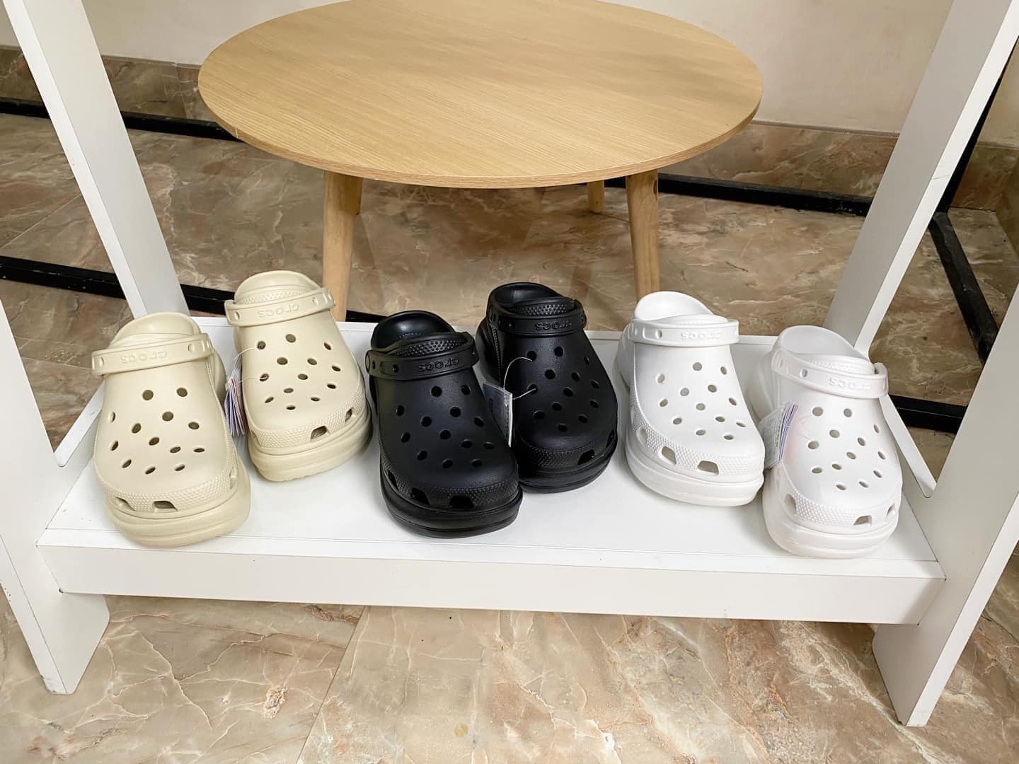 [🆕🇻🇳] Bống Kids : Quần áo trẻ em xuất xịn 🧑‍🧒❤️️👶⭐️  
Đây rồi, CROCS đế cao cực tôn dáng cho các mom và gái lớn diện mix đồ quá chuẩn. Toàn màu Basic đẹp mãi theo năm tháng. Chiều cao gót giày khoảng 6,9 cm  , shares-0✔️ , likes-1❤️️ , date-2024-04-08 21:51:53🇻🇳🇻🇳🇻🇳📰🆕