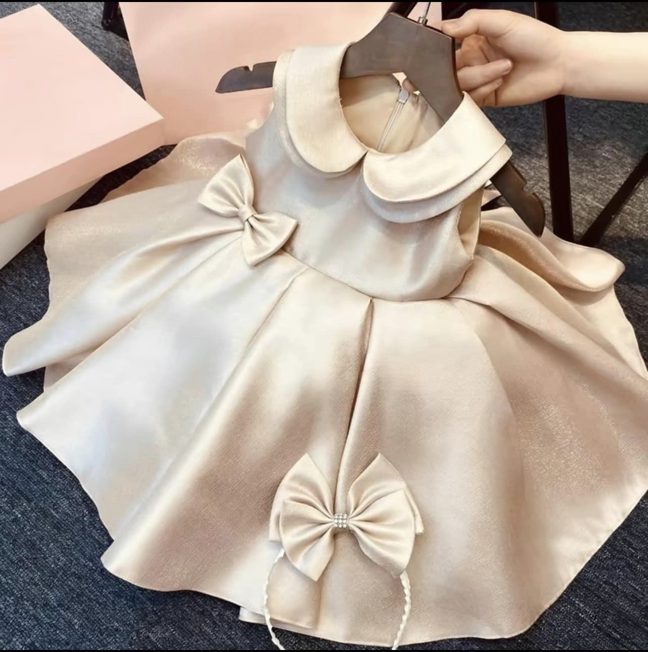 [🆕🇻🇳] Khoai Lúa Kidshop – Chuyên thời trang trẻ em hàng VNXK – Hàng QCCC 🧑‍🧒❤️️👶⭐️ Váy gấm tafta công chúa siêu xịn xò cho bé ! 
 Size : 15-32kg 
 Hàng sẵn shop !
 , shares-1✔️ , likes-8❤️️ , date-2024-04-23 23:37:07🇻🇳🇻🇳🇻🇳📰🆕