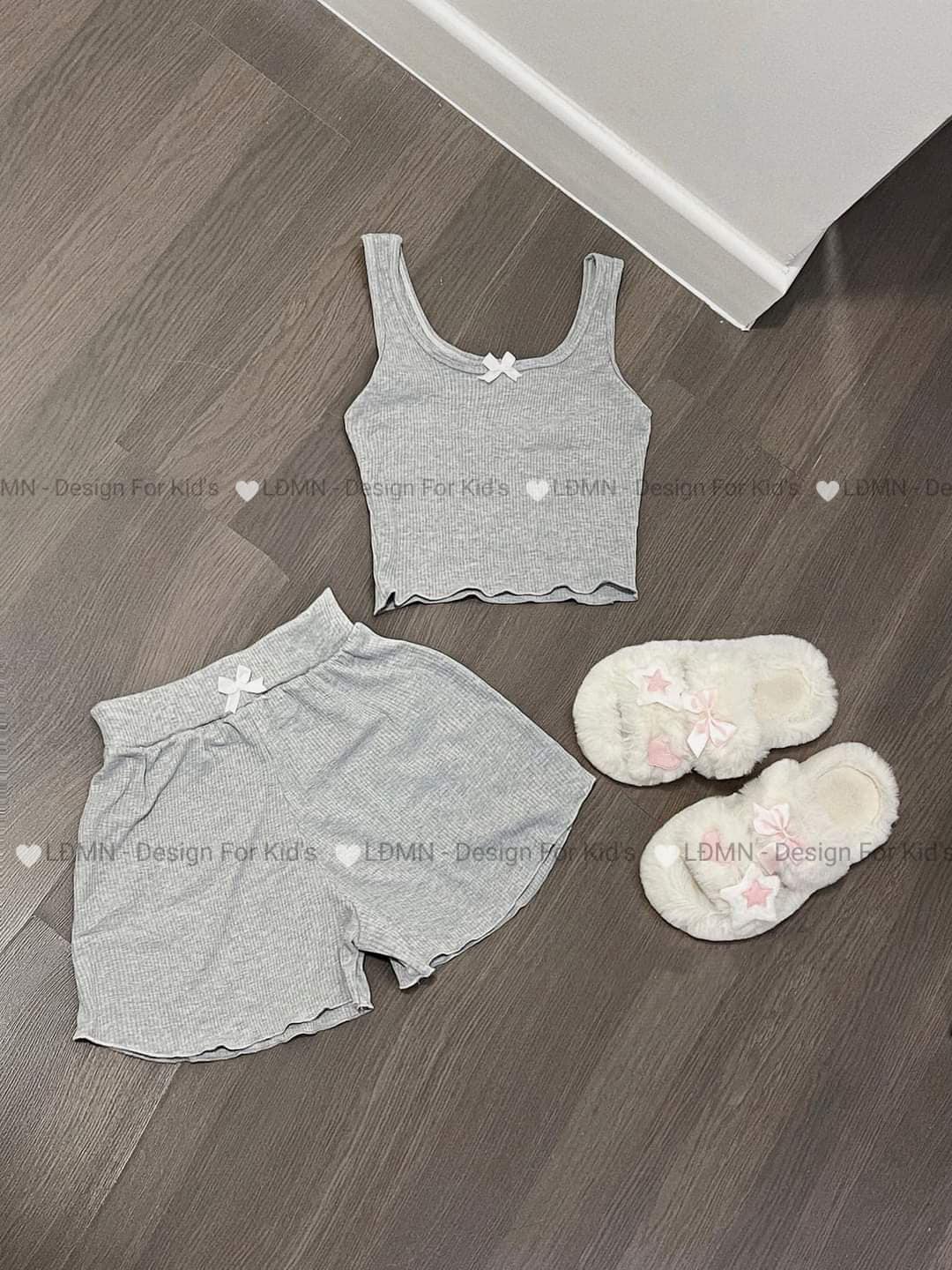 [🆕🇻🇳]  XOÀI BABY – Chuyên quần áo trẻ em Quảng Châu 🧑‍🧒❤️️👶⭐️ Set áo cổ vuông kèm quần đùi. #89K/bộ 
– 2 mẫu: xám-đen
 Bảng size tham khảo: 
Size 1  8-11kg
Size 2  9-13kg
Size 3 14-16kg
Size 4 17-19kg
Size 5 20-23kg 
 , shares-1✔️ , likes-17❤️️ , date-2024-04-28 14:15:24🇻🇳🇻🇳🇻🇳📰🆕