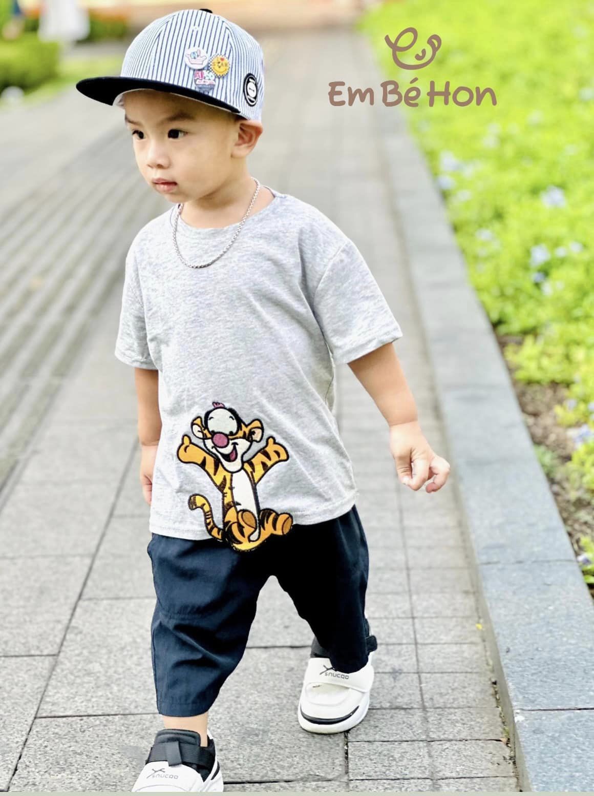 [🆕🇻🇳] EM BÉ HON – Được có mặt trong những khoảnh khắc lớn lên của các em bé – luôn là điều mà tiệm tự hào nhất! 🧑‍🧒❤️️👶⭐️ Sớm cuối tuần nhận đc quả feedback xinhh của bé trai nhà EM BÉ HON ạ  Chiếc áo hổ vs gấu pooh là 2 mẫu best seller hình nổi ở shop.  Sốp vẫn còn sẵn đủ siz , shares-0✔️ , likes-0❤️️ , date-2024-05-18 12:32:22🇻🇳🇻🇳🇻🇳📰🆕