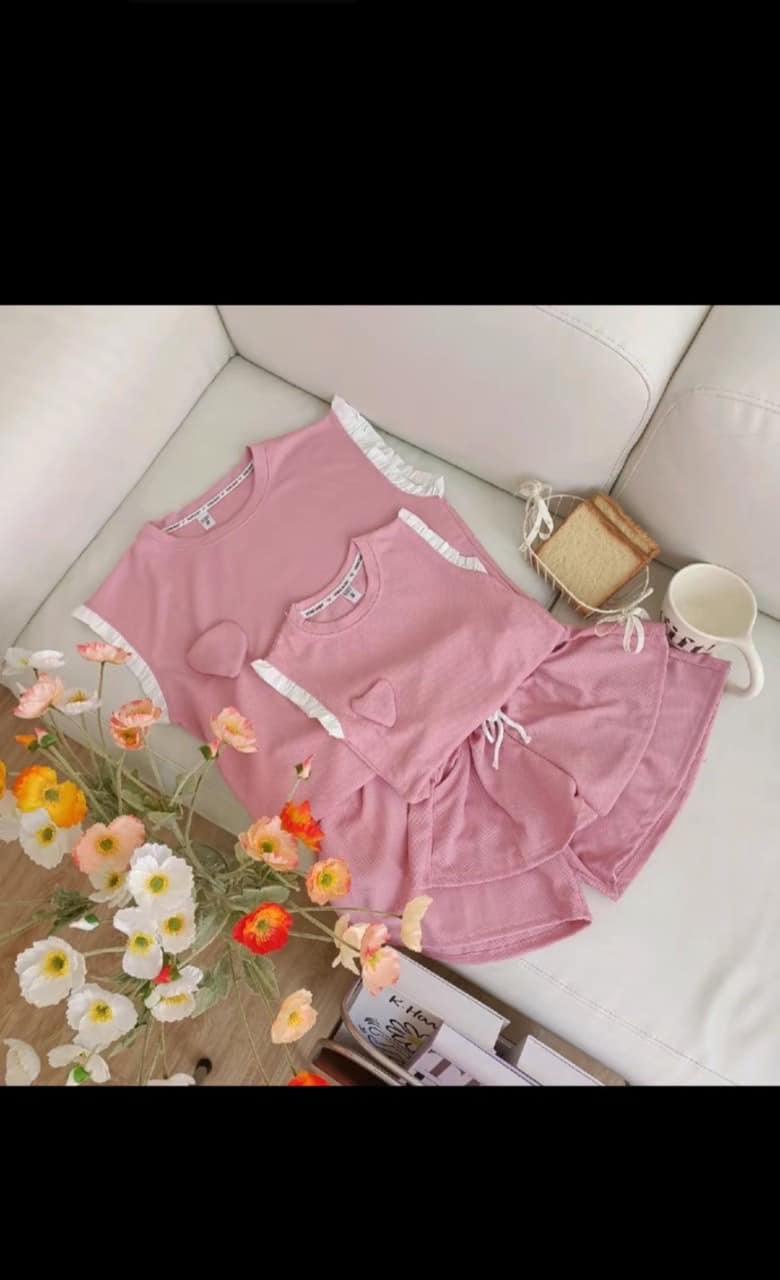 [🆕🇻🇳] Shop quần áo trẻ em minkids 😎❤️️⭐️  Sét mẹ mẹ và bé siêu đẹp
Chất liệu vải tổ ong  giãn 4c thấm mồ hôi tốt
 Chấm . shop báo giá ạ
 , shares-0✔️ , likes-43❤️️ , date-2024-05-12 17:08:54🇻🇳🇻🇳🇻🇳📰🆕