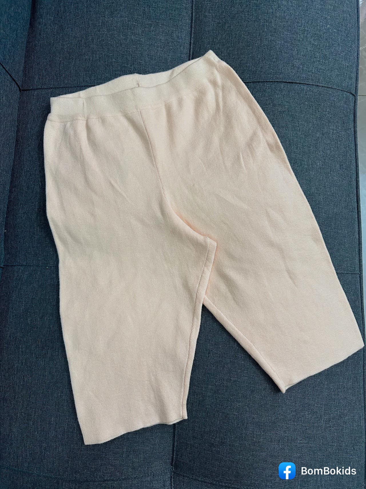 [🆕🇻🇳] BomBokids – Quần áo bé gái xuất khẩu 🧑‍🧒❤️️👶⭐️ Quần len lửng hiệu Zara cho bé gái. Made in Cambodia
Size 8/9Y – 11/12Y – 13/14Y
Chất len dệt êm mềm mượt , sờ mát tay .
Tông màu Pastel nhẹ nhàng nữ tính  , shares-0✔️ , likes-1❤️️ , date-2024-05-15 19:30:28🇻🇳🇻🇳🇻🇳📰🆕