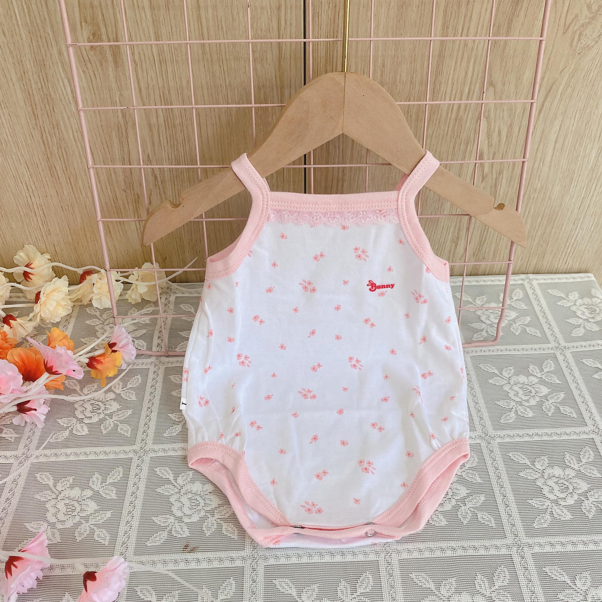 [🆕🇻🇳] May’s House – Cửa hàng quần áo sơ sinh & trẻ em 🧑‍🧒❤️️👶⭐️  Bunny chip dây màu nào cũng cưng ạ
 59k/chiếc size 4-11kg
 , shares-2✔️ , likes-15❤️️ , date-2024-05-26 15:41:23🇻🇳🇻🇳🇻🇳📰🆕