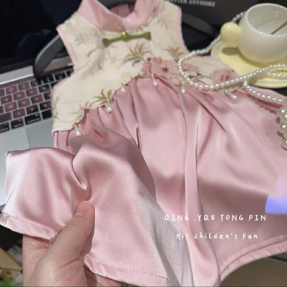 [🆕🇻🇳] Min’s – Baby & Kid shop – Bán và nhận oder các mặt hàng quần áo, phụ kiện trẻ em trên TAOBAO 🧑‍🧒❤️️👶⭐️ ĐẦM HÁN PHỤC CÁCH TÂN SIÊU XINH Ạ
Chất phi phối thô mềm mạc hè thích lắm các mẹ uiii. Kiểu dáng sát nách cho bé thoải mái vận động ạ
 Size 90-140 (11-30kg) , shares-0✔️ , likes-4❤️️ , date-2024-06-07 14:55:15🇻🇳🇻🇳🇻🇳📰🆕