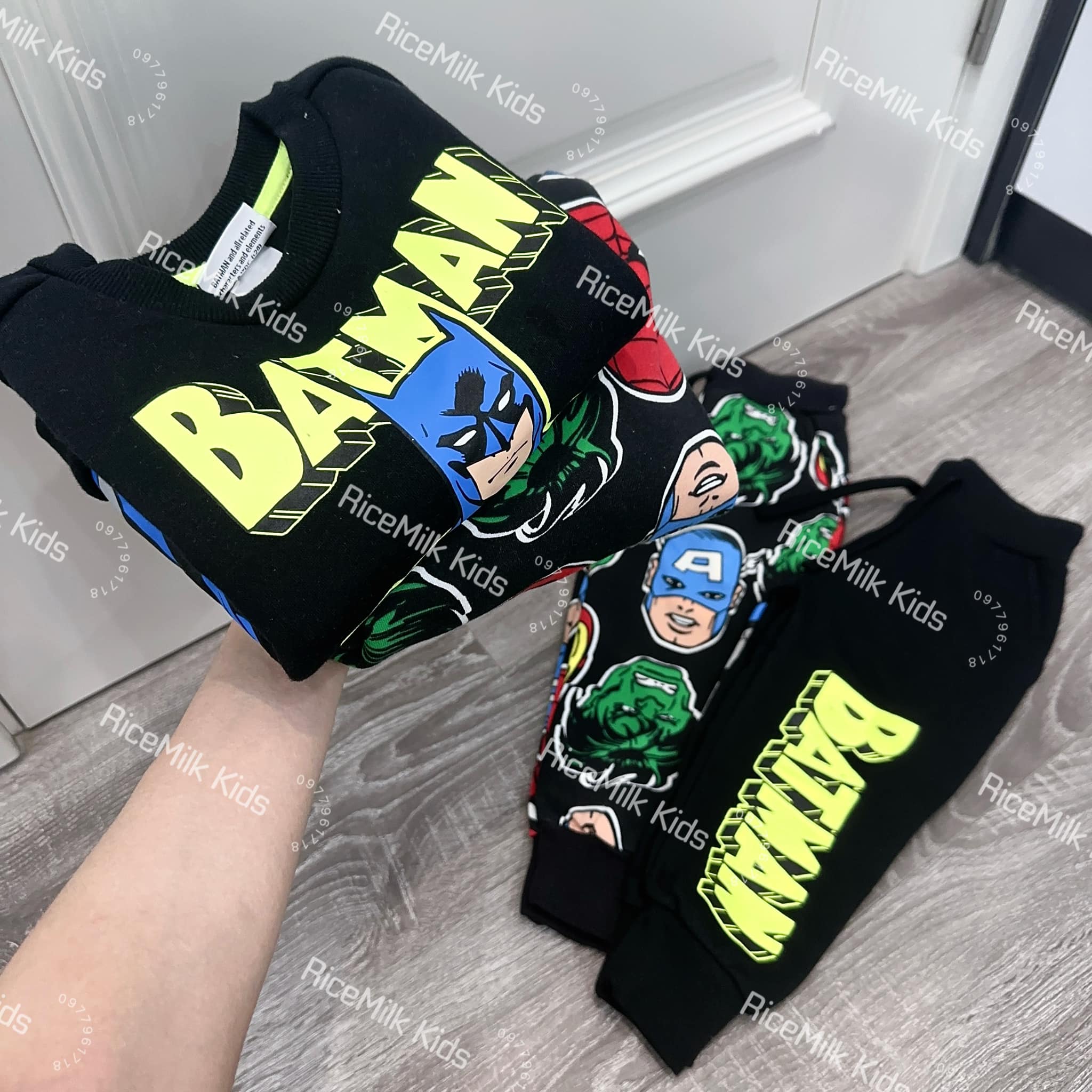 [🆕🇻🇳] RiceMilk Kids – thời trang trẻ em xuất khẩu 😎❤️️⭐️ Link shopee: 
Bộ nỉ dư xịn đét cho bé trai. Hoạ tiết siêu anh hùng và bat.man các bé mê tít. Chất nỉ bông mềm mại, lưng chun co dãn, có chun rút thật. Màu  , shares-0✔️ , likes-2❤️️ , date-2024-07-06 17:40:00🇻🇳🇻🇳🇻🇳📰🆕