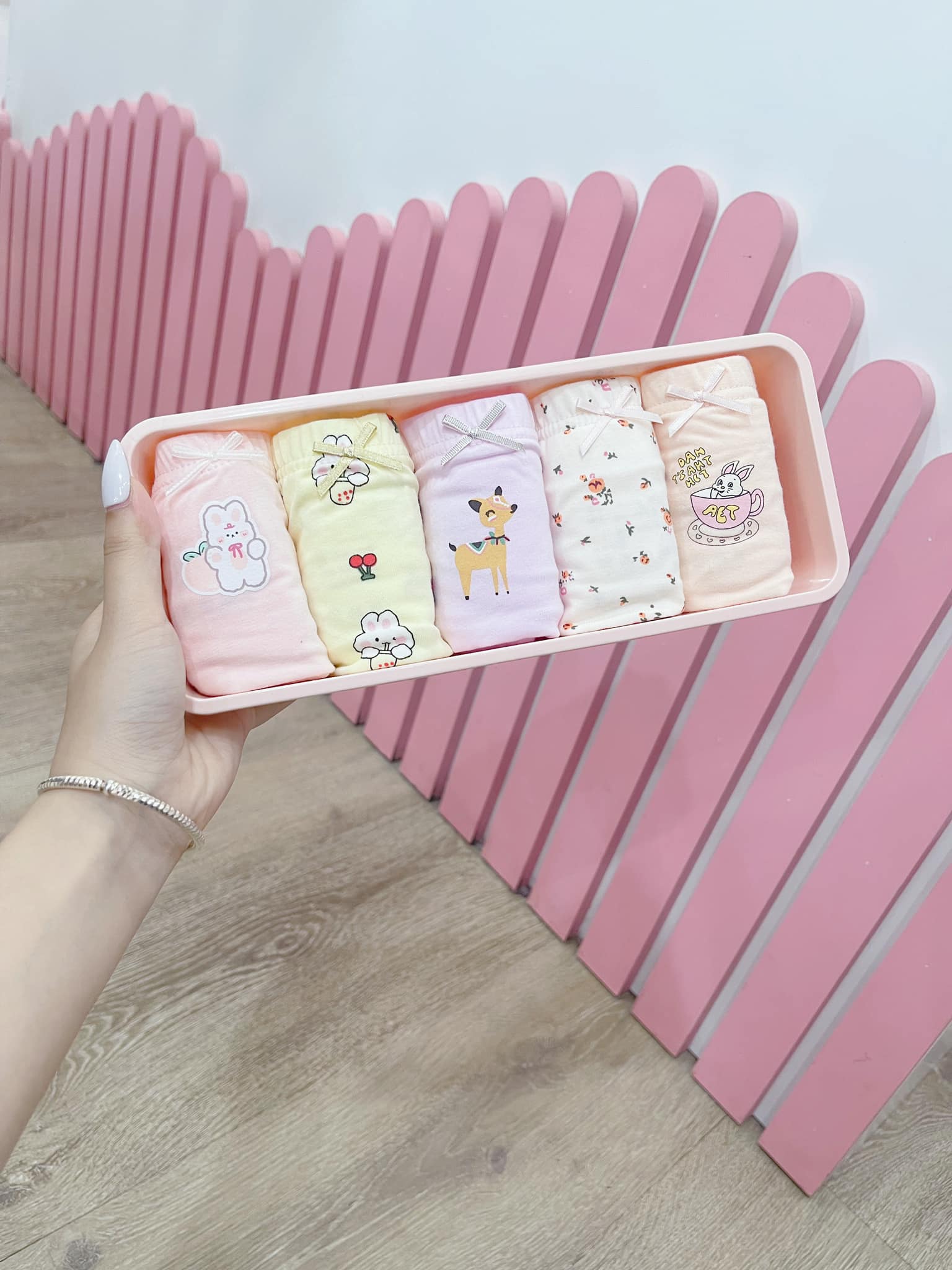 [🆕🇻🇳] Cá Mập Em Bé – Thời Trang Trẻ Em Đà Nẵng 🧑‍🧒❤️️👶⭐️ Set 5 quần chip hộp nhựa xịn xò 
 Hàng sẵn tại shop nhé các mom ơi 
 0931.365.365
 Ship COD toàn quốc      
 Kiểm tra hàng mới thanh toán – Cam kết hàng y  , shares-0✔️ , likes-24❤️️ , date-2024-07-01 17:37:44🇻🇳🇻🇳🇻🇳📰🆕
