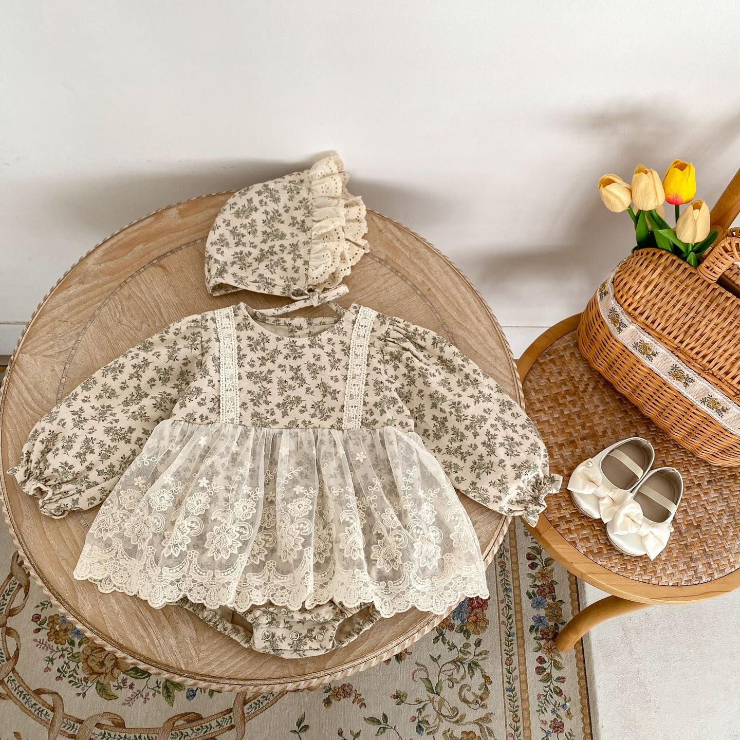 [🆕🇻🇳] Baby Closet luôn muốn được đồng hành cùng các mom chăm sóc, bảo vệ và yêu thương các con 🧑‍🧒❤️️👶⭐️ Mấy bà gu vintage hok thể bỏ lỡ em này đâu nhá 
Suit phối ren , kèm nón luôn ạ . 
Chiếc này có nút ở sau lưng nên khi mặc/ cởi cũng sẽ rất dễ dàng . Mình c , shares-0✔️ , likes-4❤️️ , date-2024-07-08 16:40:38🇻🇳🇻🇳🇻🇳📰🆕