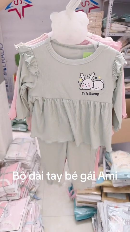 [🆕🇻🇳] Bé Bé Bồng Bông – Clothing for kids 🧑‍🧒❤️️👶⭐️ Bộ dài tay cánh tiên Babydoll cho bé
 Chất liệu thun tăm mềm mịn 
 Màu tươi sáng 
 Thích hợp cho tiết trời thu
 Giá chỉ 199k/ 4 bộ + miễn ship 
 Mom kiểm h , shares-0✔️ , likes-3❤️️ , date-2024-08-19 14:23:23🇻🇳🇻🇳🇻🇳📰🆕