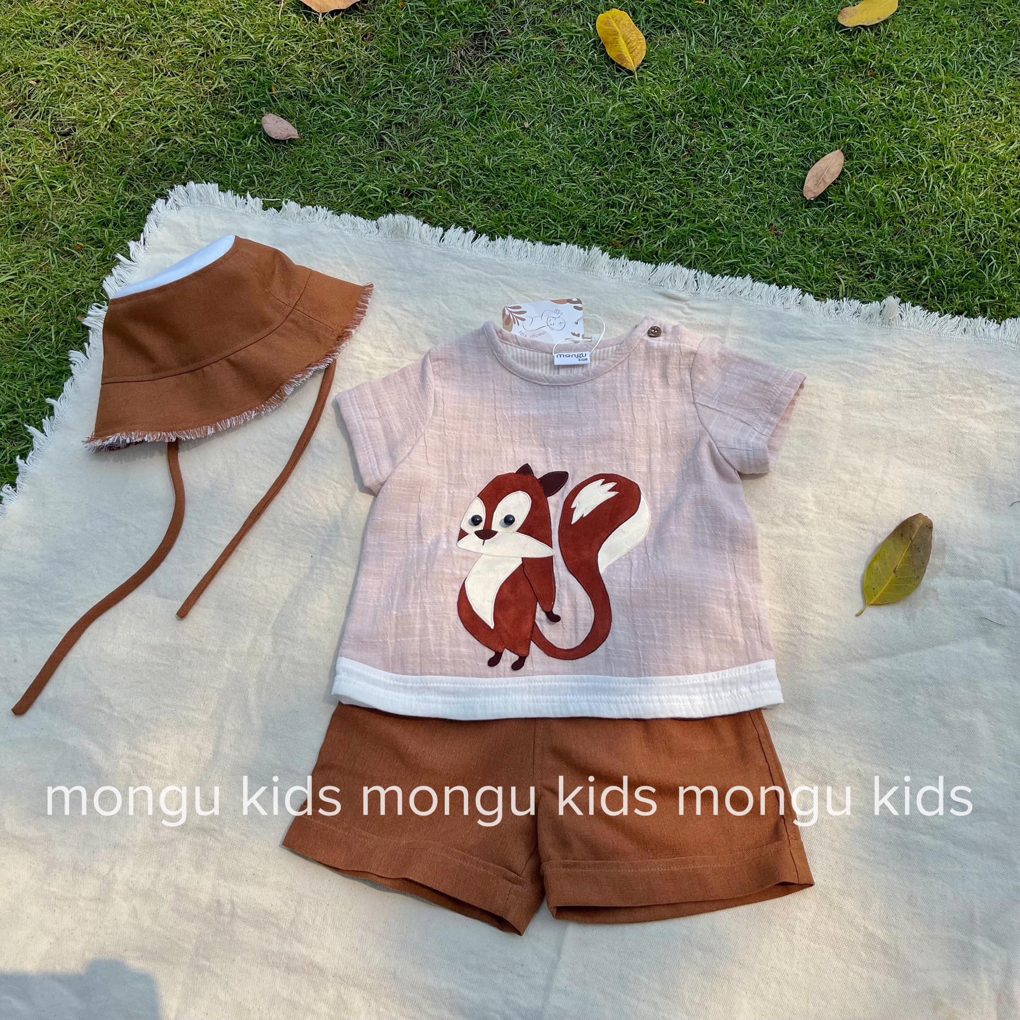 [🆕🇻🇳]  MONGU KIDS  thời trang thiết kế và phụ kiện trẻ em 🧑‍🧒❤️️👶⭐️ Thiết kế “Chip and dale” này mẹ Bill đang sẵn vài set lẻ size ạ. 𝑫𝑬𝑨𝑳 𝟐𝟎% mẹ chọn cho bé trong dịp lễ sắp đến nhen . 

Mẫu thiết kế trong chất vải sợi tre  , shares-0✔️ , likes-7❤️️ , date-2024-08-19 16:53:27🇻🇳🇻🇳🇻🇳📰🆕