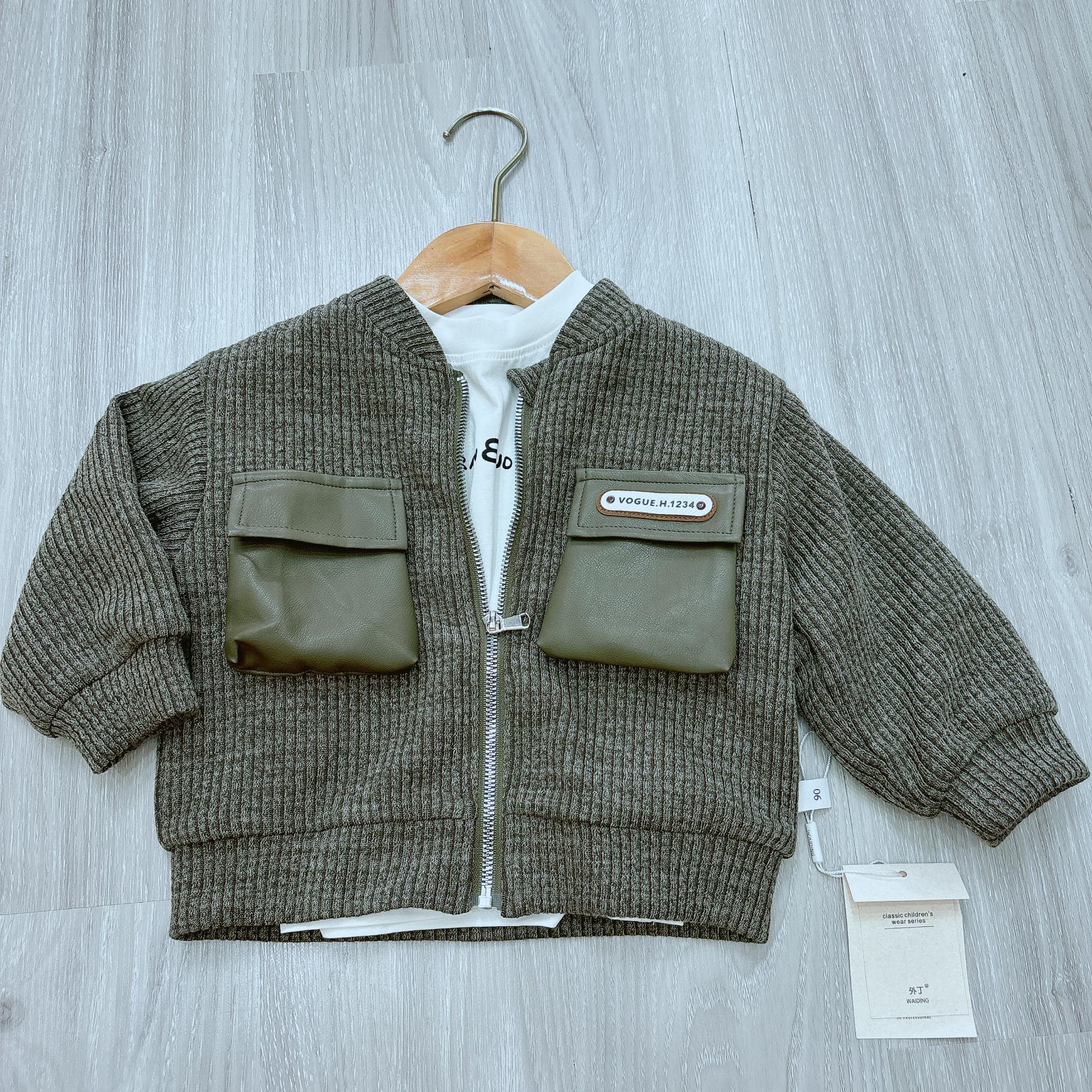 [🆕🇻🇳] Hi Chan Kids – 418 Trần Hưng Đạo – Nam Định 🧑‍🧒❤️️👶⭐️ Chụp vội khoác mới về 𝐻𝑖 𝐶ℎ𝑎𝑛 𝑘𝑖𝑑𝑠 
 : 0942914694
 Add: 142 Quang Trung
 Ship cod toàn quốc
#quanaotreemcaocap #quanaotreem #aophongbetrai #aophongchobe #m , shares-0✔️ , likes-6❤️️ , date-2024-08-20 02:06:36🇻🇳🇻🇳🇻🇳📰🆕